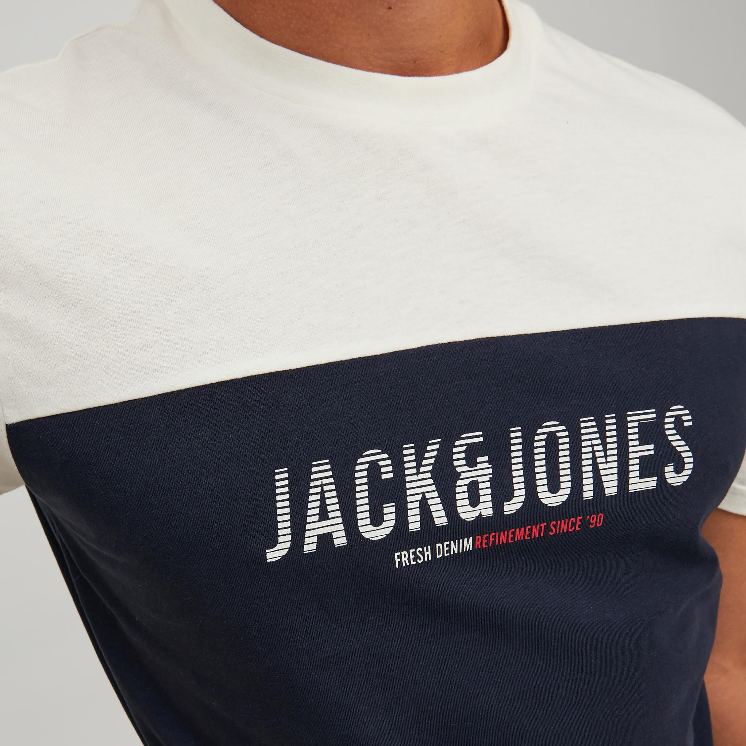 تي شيرت من جاك آند جونز مع شعار بأكمام قصيرة و ياقة مستديرة-men-clothing-tshirtsandpolos-tshirts-image-3