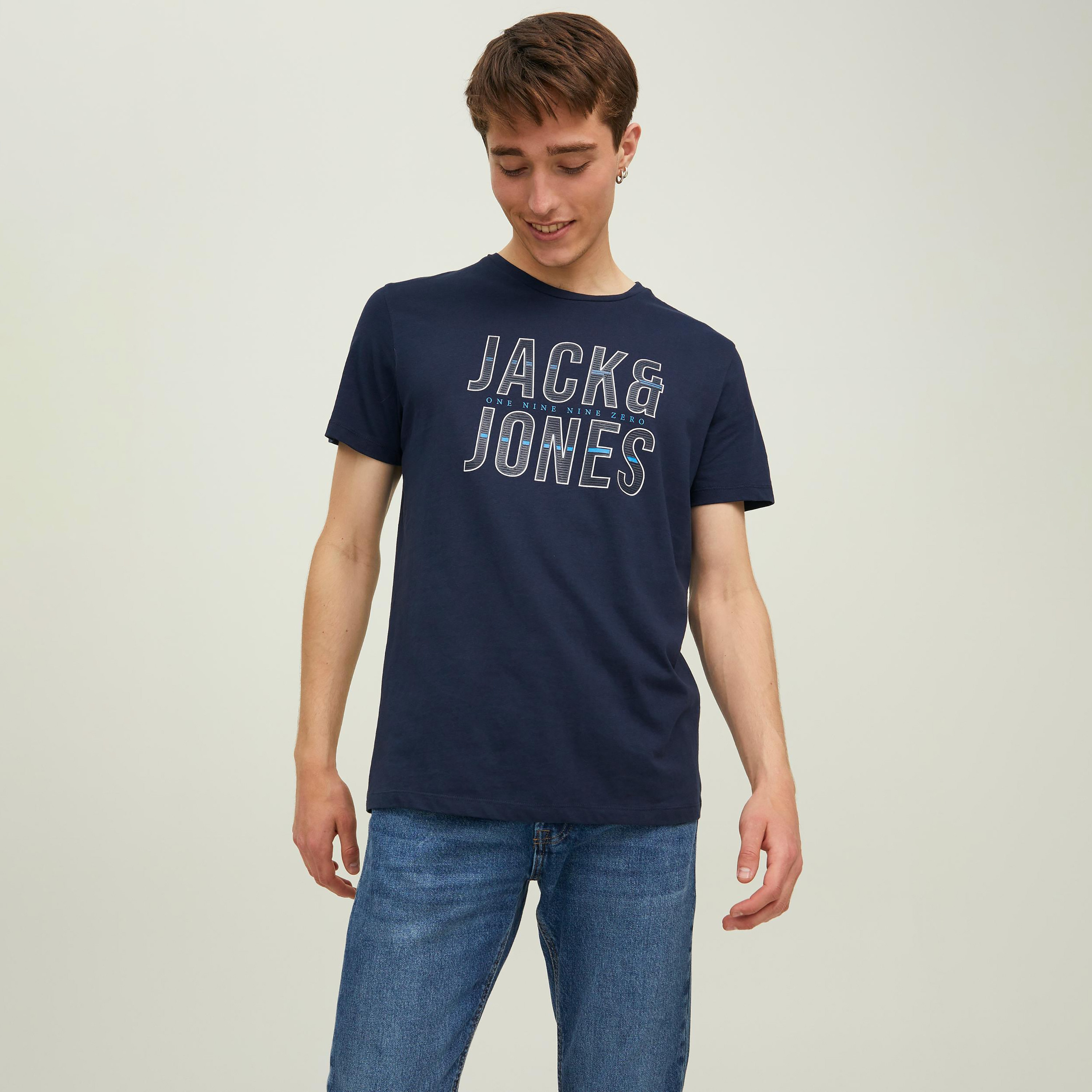 تي شيرت من جاك آند جونز مطبوع بأكمام قصيرة و ياقة مستديرة-men-clothing-tshirtsandpolos-tshirts-image-1