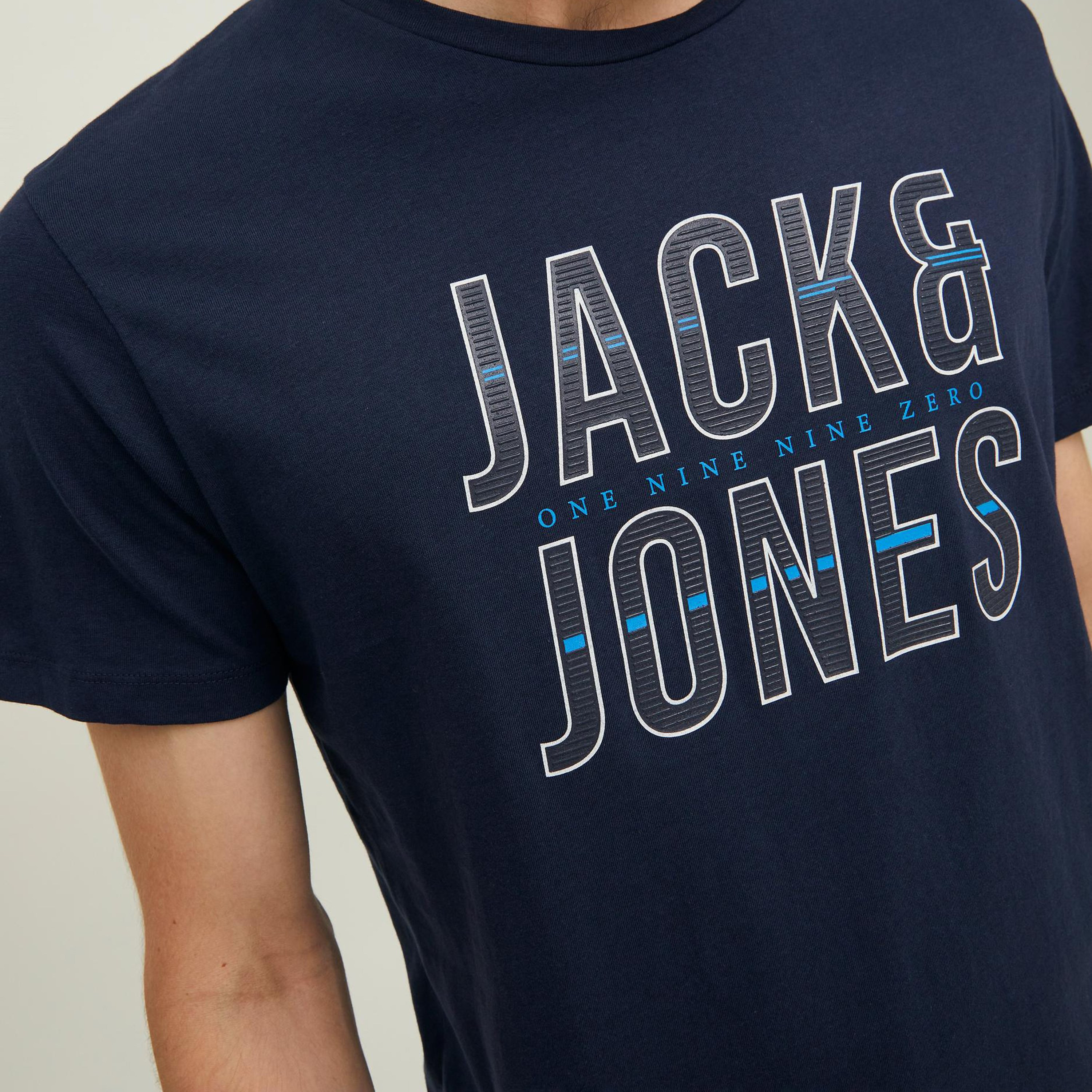 تي شيرت من جاك آند جونز مطبوع بأكمام قصيرة و ياقة مستديرة-men-clothing-tshirtsandpolos-tshirts-image-3