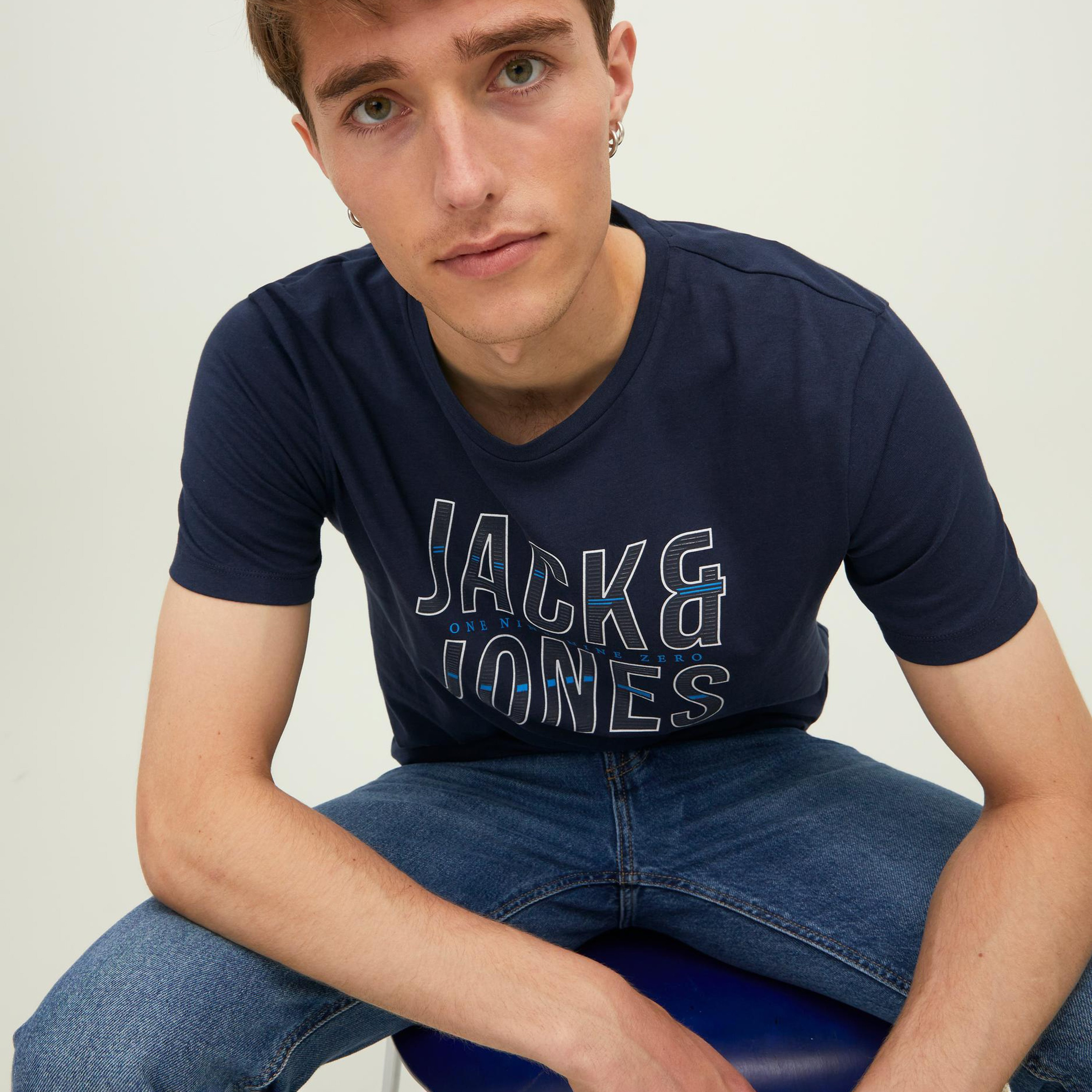 تي شيرت من جاك آند جونز مطبوع بأكمام قصيرة و ياقة مستديرة-men-clothing-tshirtsandpolos-tshirts-image-7