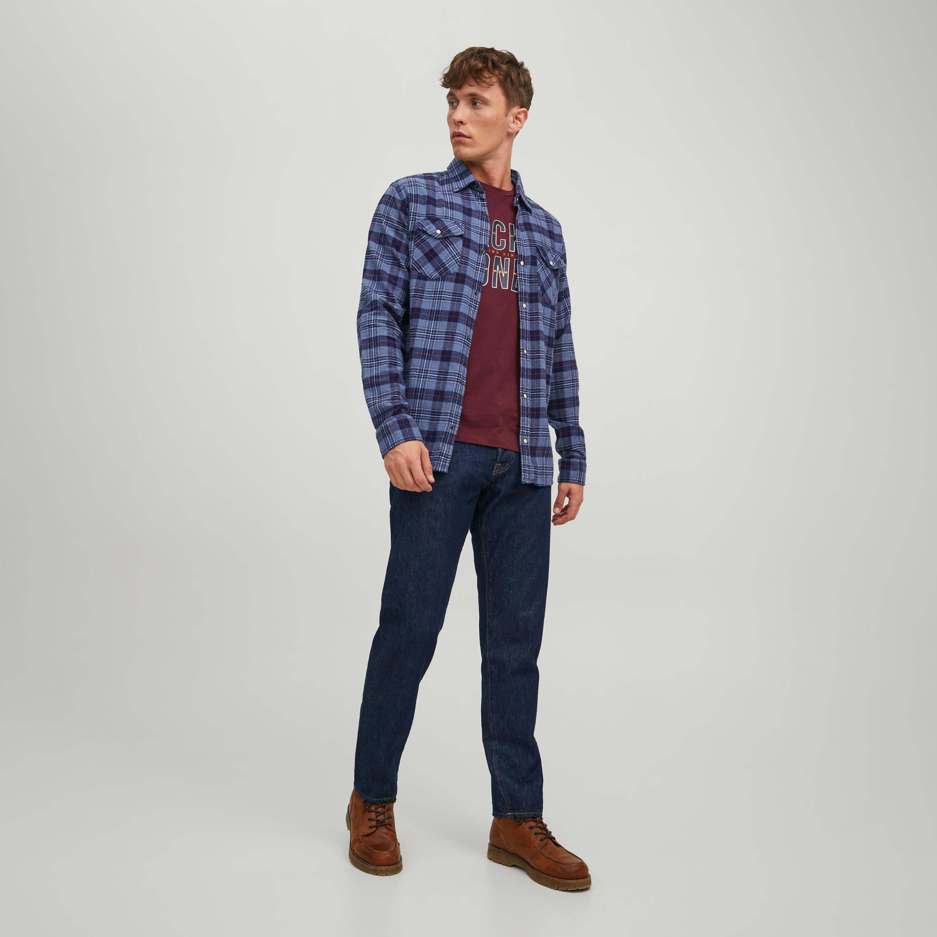 تي شيرت من جاك آند جونز مطبوع بأكمام قصيرة و ياقة مستديرة-men-clothing-tshirtsandpolos-tshirts-image-10