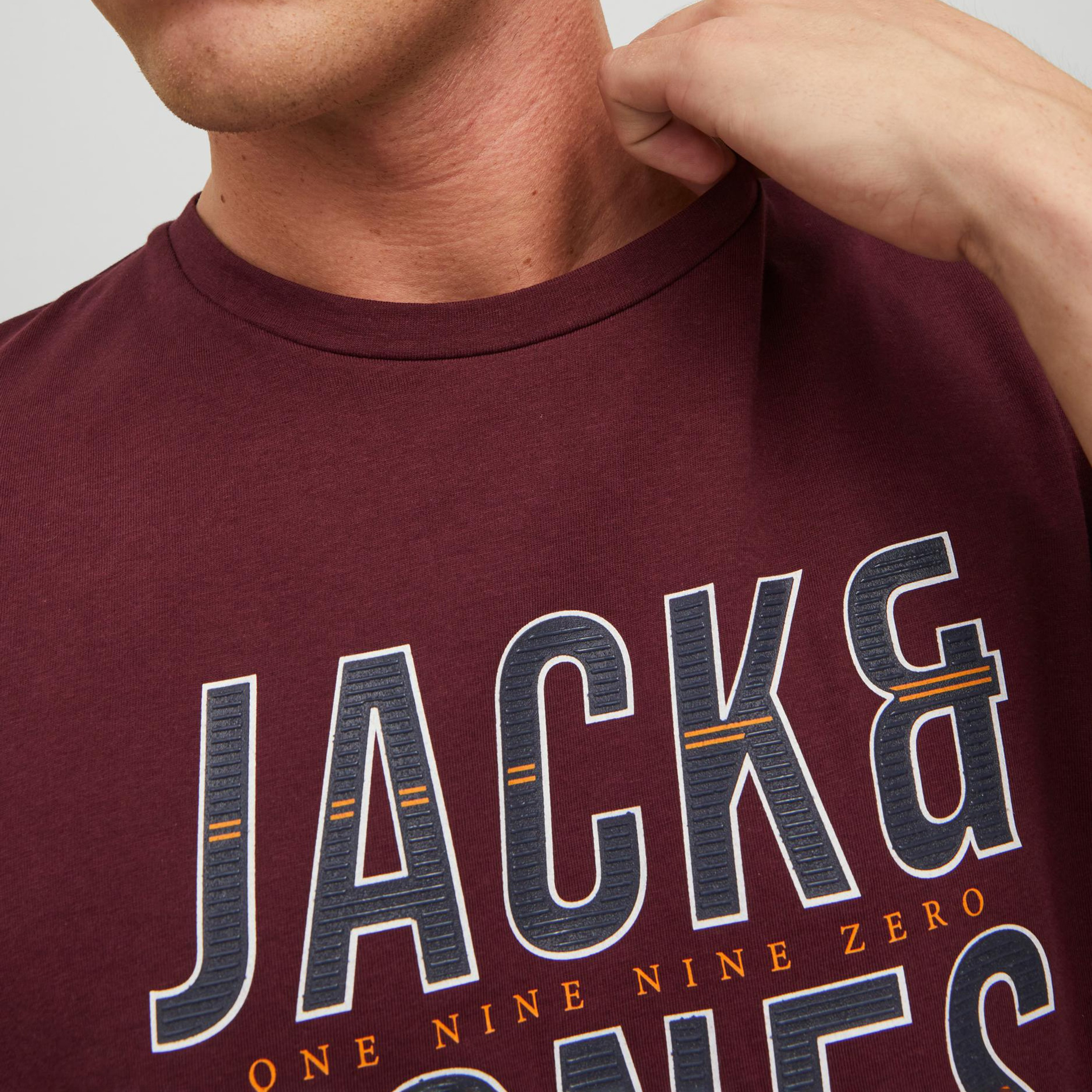 تي شيرت من جاك آند جونز مطبوع بأكمام قصيرة و ياقة مستديرة-men-clothing-tshirtsandpolos-tshirts-image-11