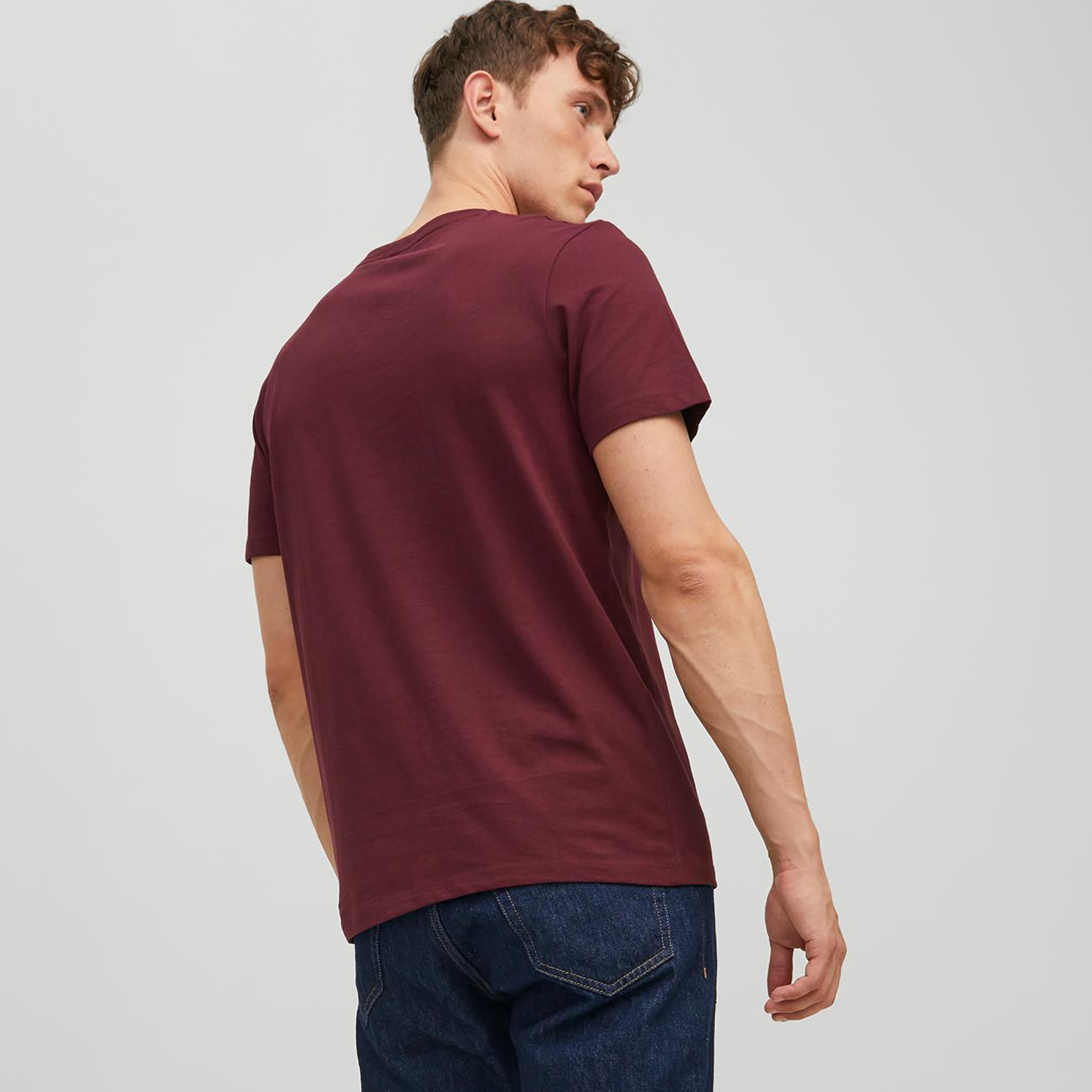 تي شيرت من جاك آند جونز مطبوع بأكمام قصيرة و ياقة مستديرة-men-clothing-tshirtsandpolos-tshirts-image-12
