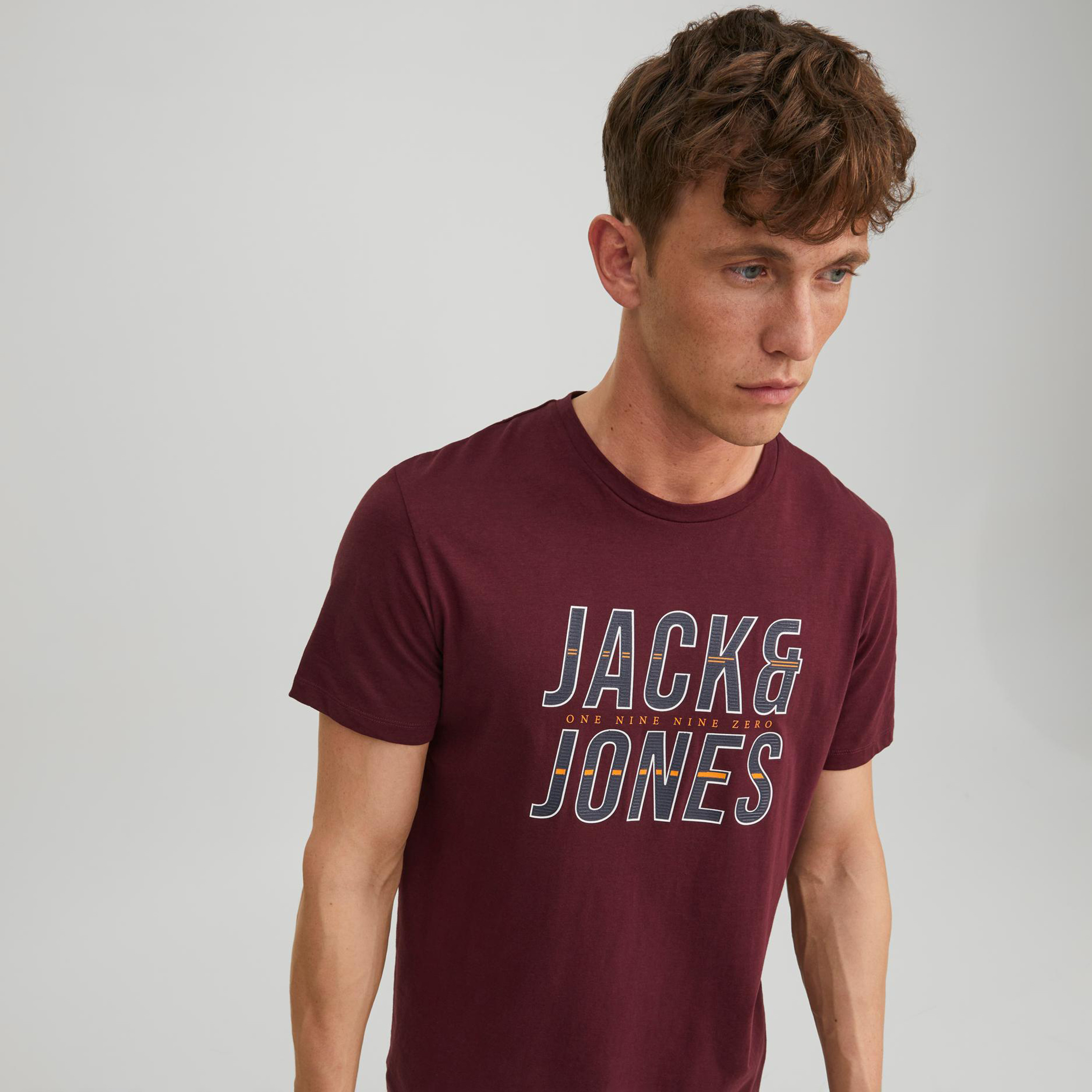 تي شيرت من جاك آند جونز مطبوع بأكمام قصيرة و ياقة مستديرة-men-clothing-tshirtsandpolos-tshirts-image-14