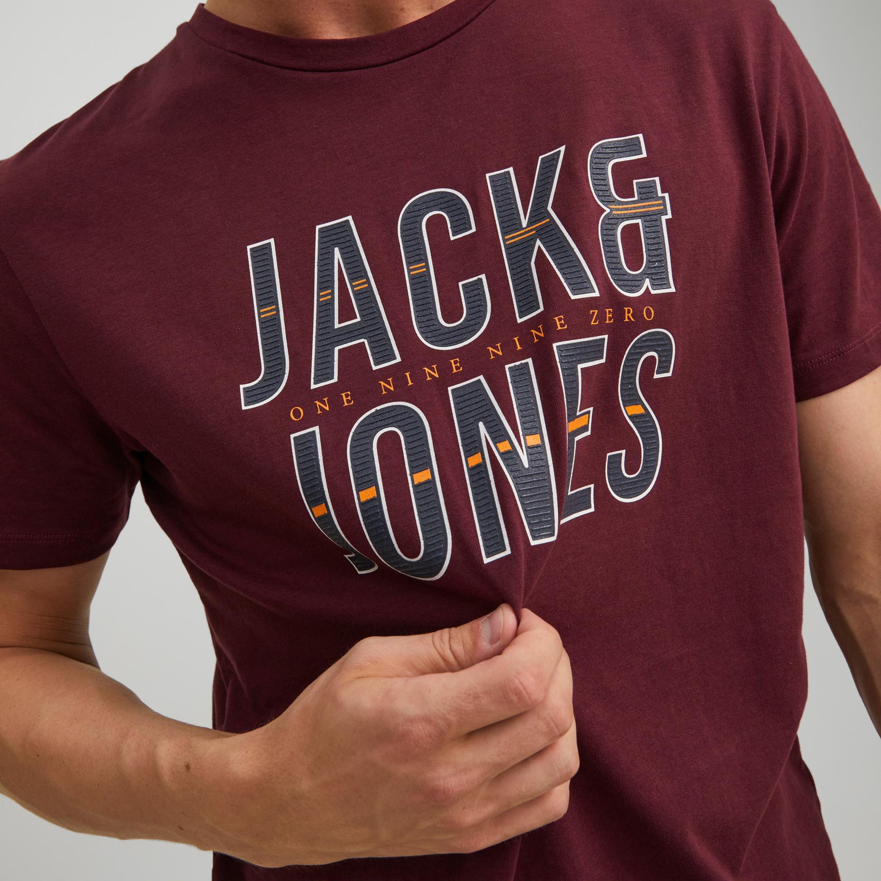 تي شيرت من جاك آند جونز مطبوع بأكمام قصيرة و ياقة مستديرة-men-clothing-tshirtsandpolos-tshirts-image-15