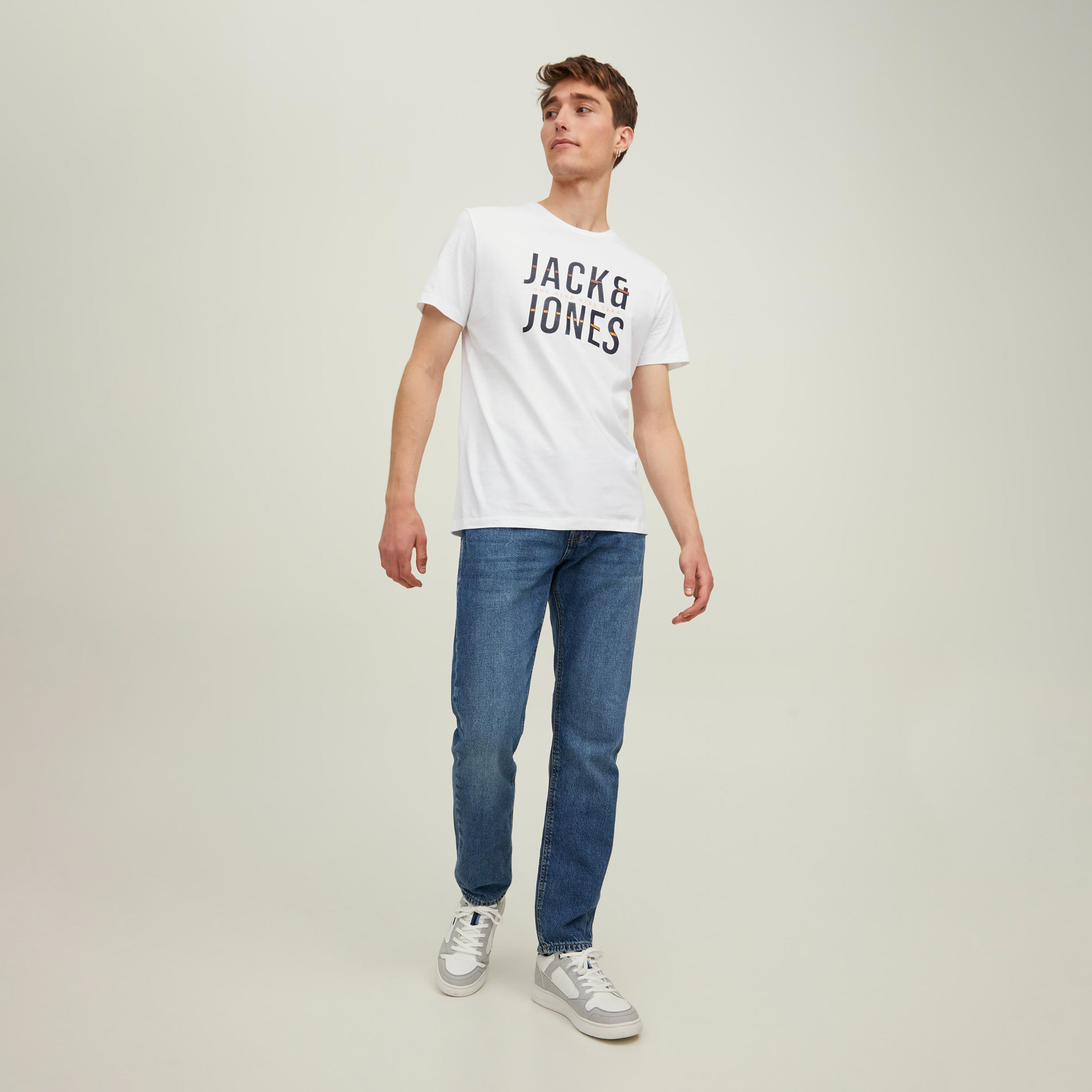 تي شيرت من جاك آند جونز مطبوع بأكمام قصيرة و ياقة مستديرة-men-clothing-tshirtsandpolos-tshirts-image-17