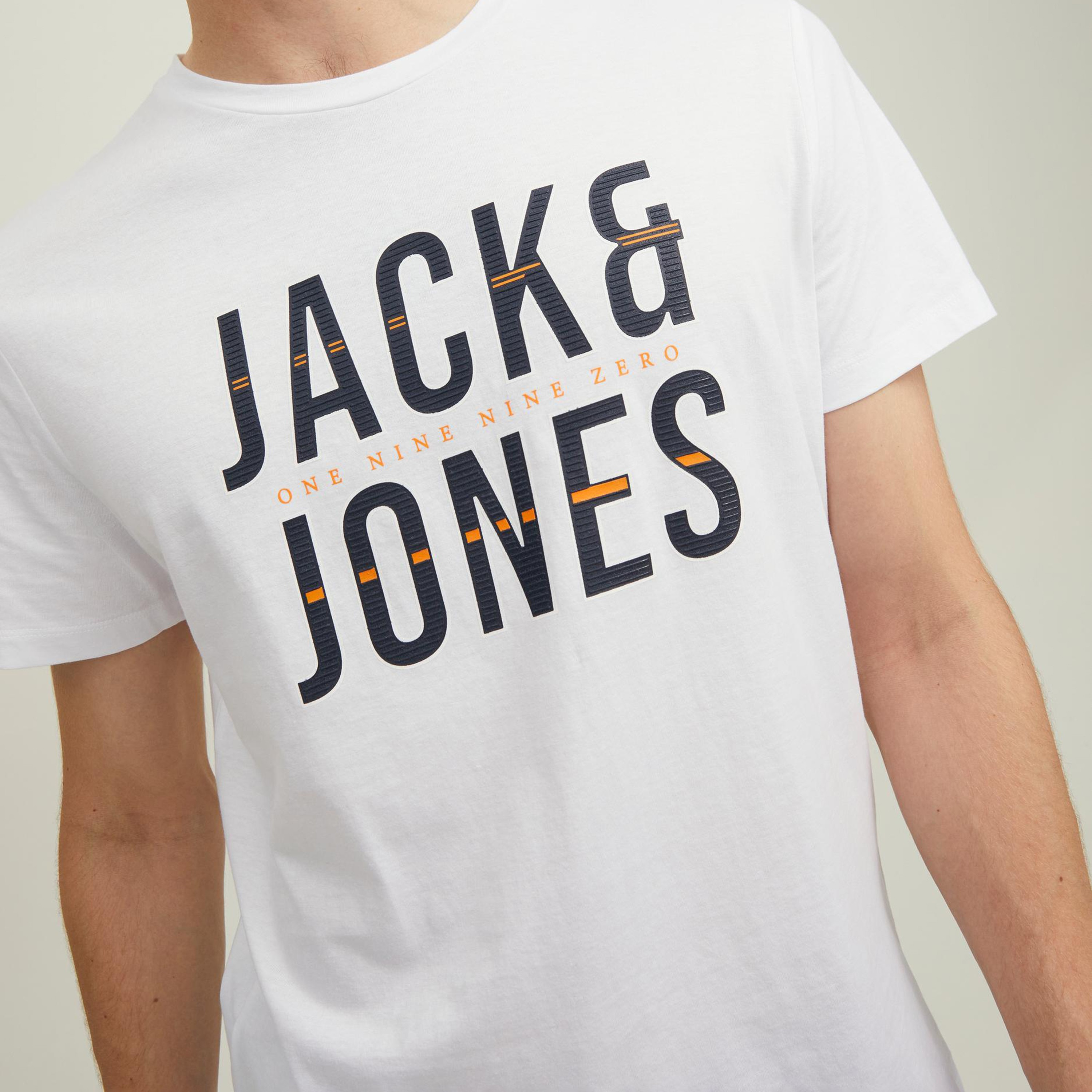 تي شيرت من جاك آند جونز مطبوع بأكمام قصيرة و ياقة مستديرة-men-clothing-tshirtsandpolos-tshirts-image-18