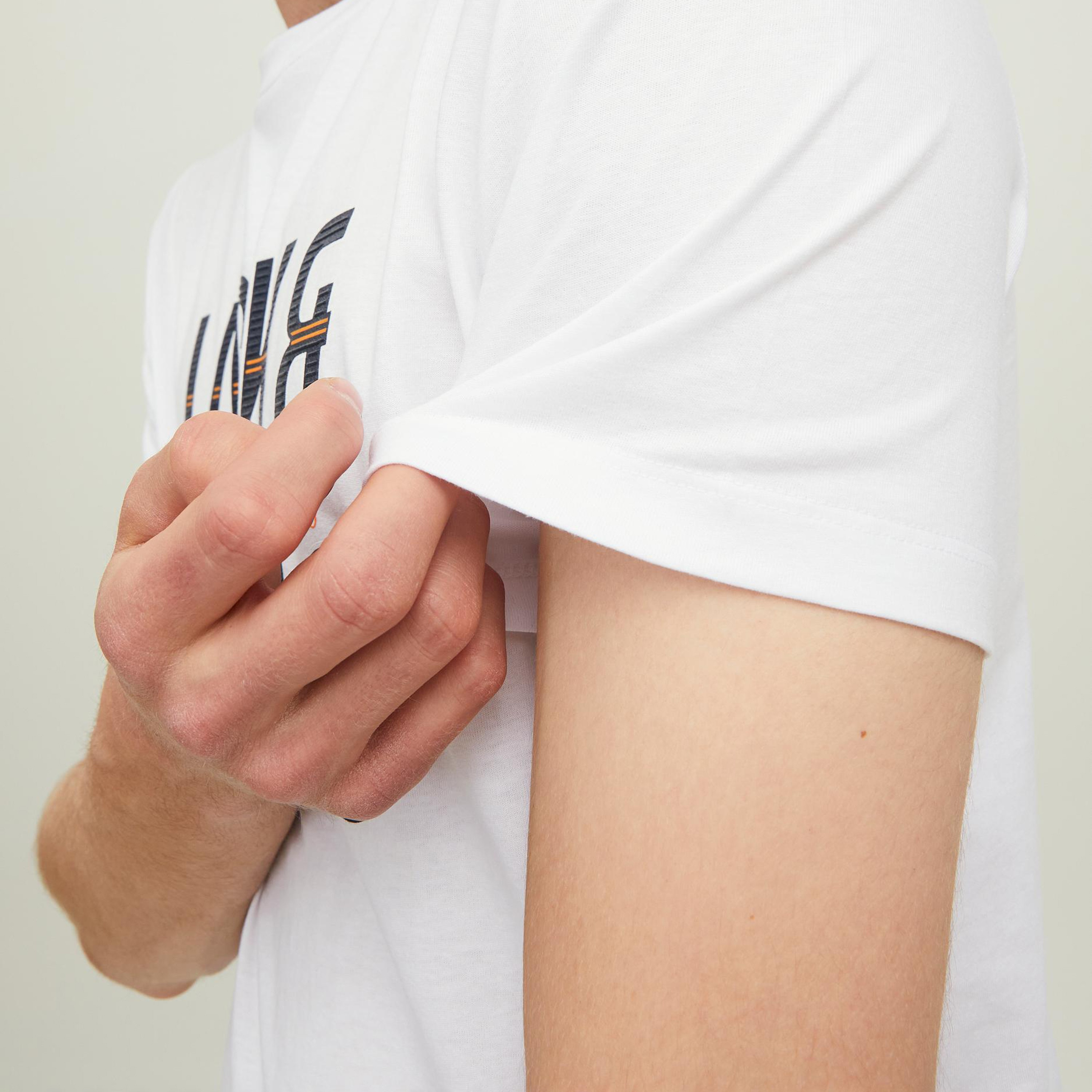 تي شيرت من جاك آند جونز مطبوع بأكمام قصيرة و ياقة مستديرة-men-clothing-tshirtsandpolos-tshirts-image-21