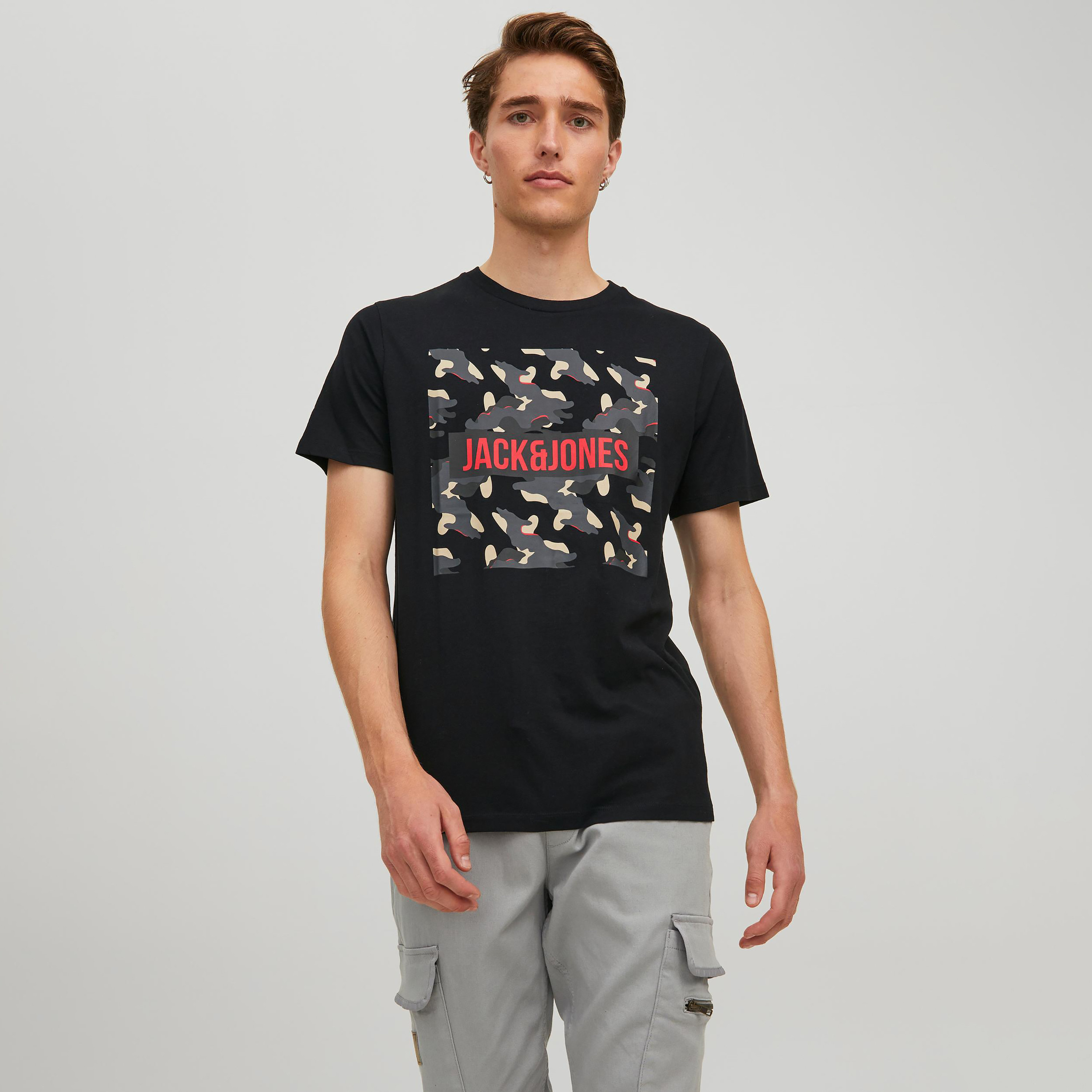 تي شيرت رجالي من جاك آند جونز بأكمام قصيرة و ياقة مستديرة و مطبوع مع لون اسود-men-clothing-tshirtsandpolos-tshirts-image-1