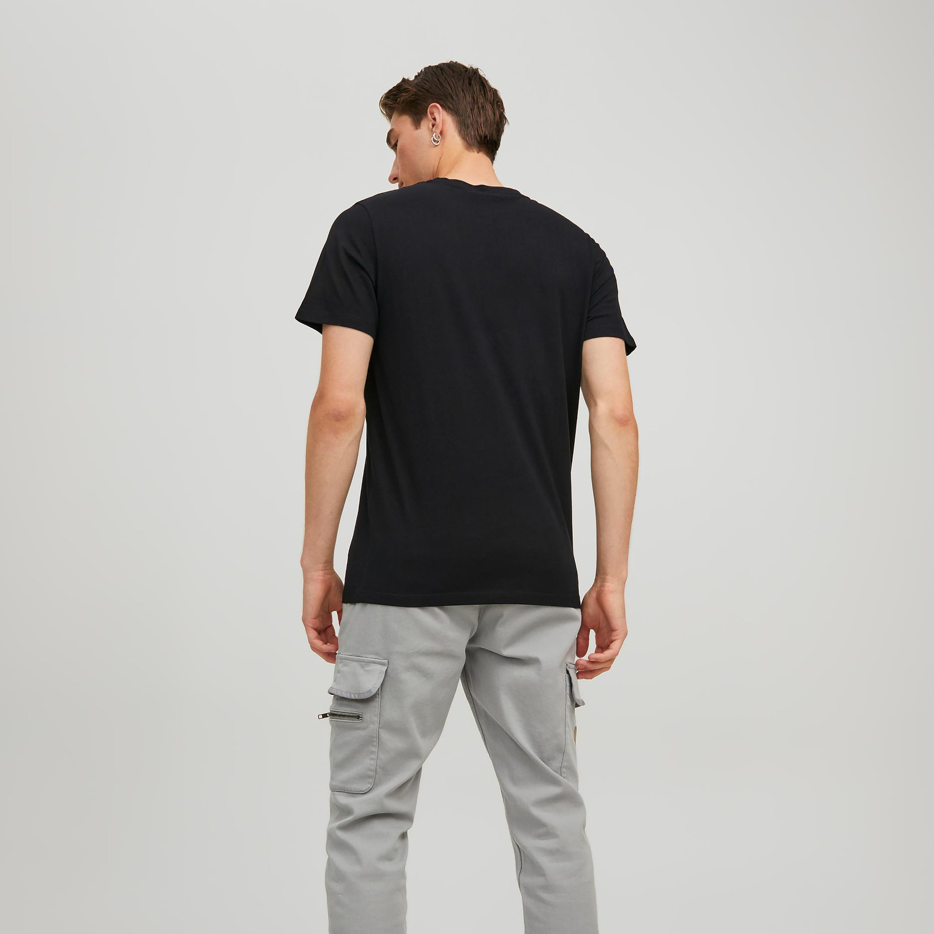 تي شيرت رجالي من جاك آند جونز بأكمام قصيرة و ياقة مستديرة و مطبوع مع لون اسود-men-clothing-tshirtsandpolos-tshirts-image-2