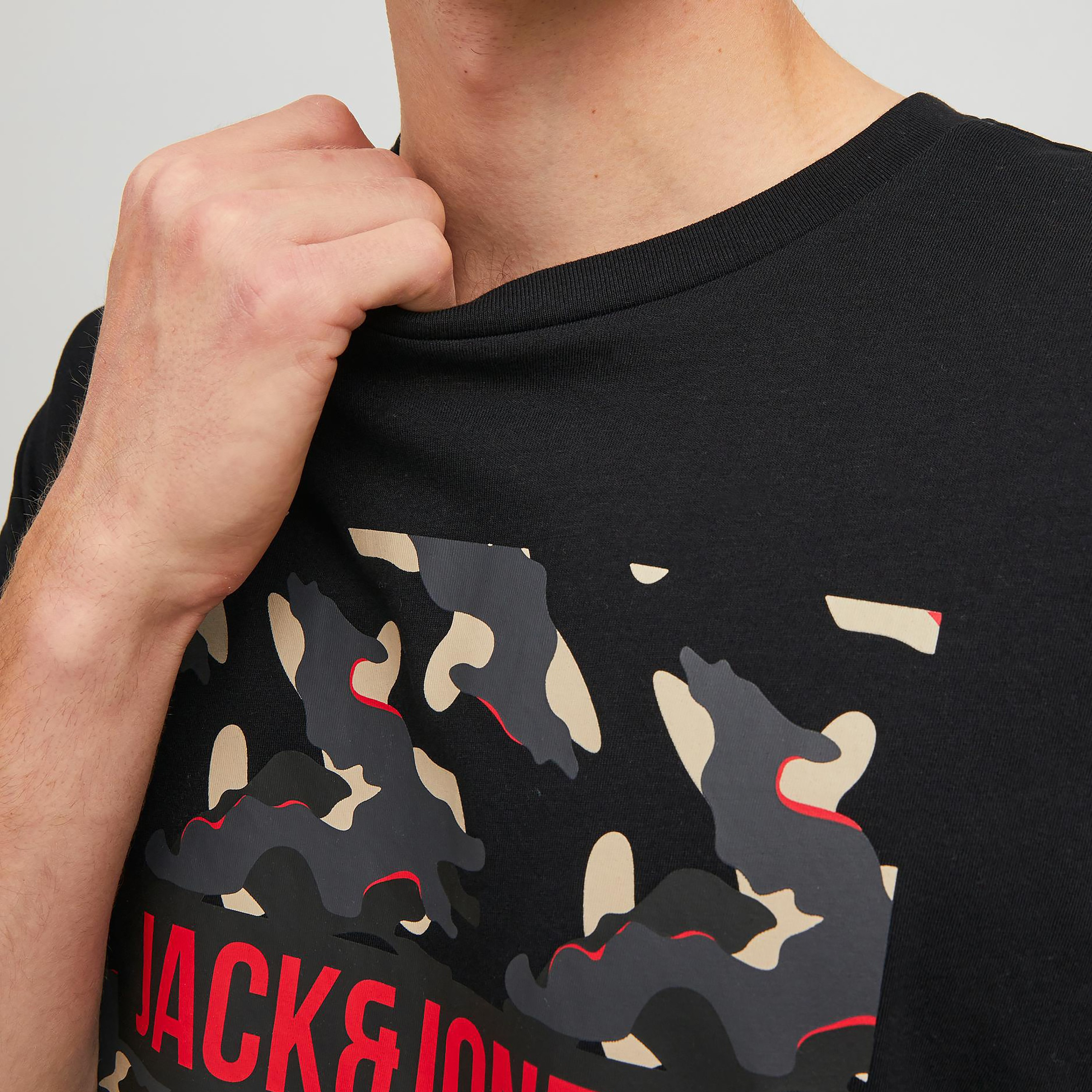 تي شيرت رجالي من جاك آند جونز بأكمام قصيرة و ياقة مستديرة و مطبوع مع لون اسود-men-clothing-tshirtsandpolos-tshirts-image-4