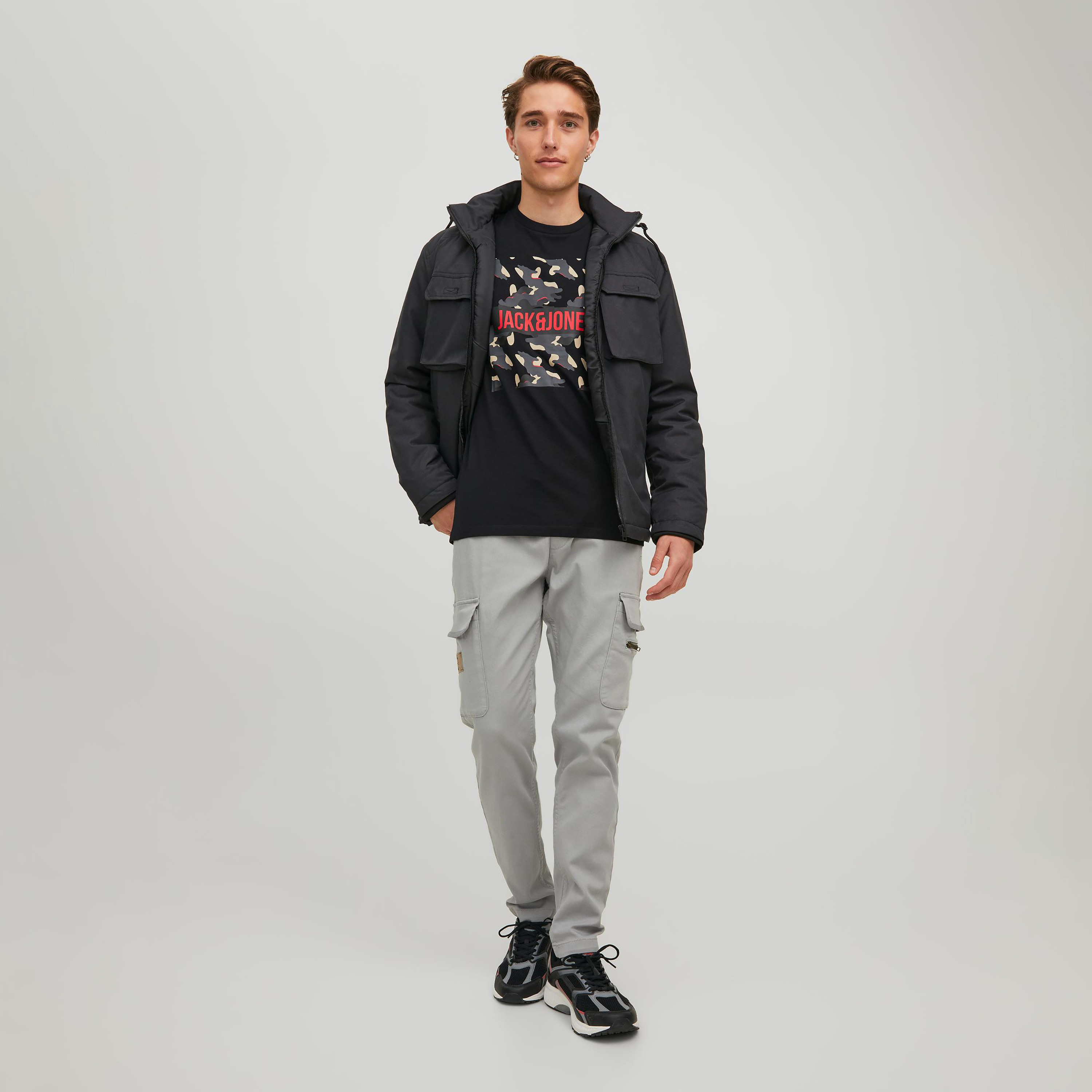 تي شيرت رجالي من جاك آند جونز بأكمام قصيرة و ياقة مستديرة و مطبوع مع لون اسود-men-clothing-tshirtsandpolos-tshirts-image-5