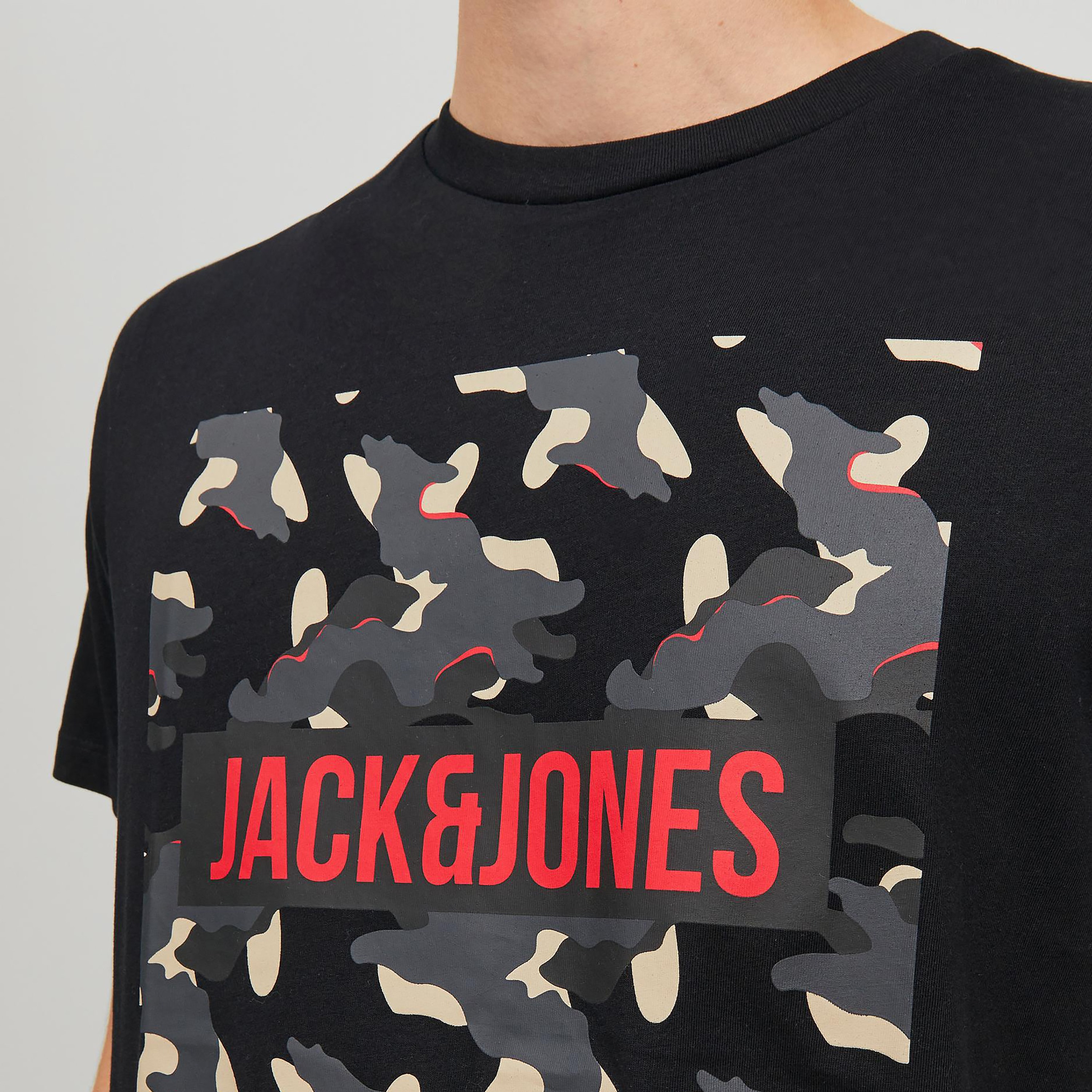 تي شيرت رجالي من جاك آند جونز بأكمام قصيرة و ياقة مستديرة و مطبوع مع لون اسود-men-clothing-tshirtsandpolos-tshirts-image-6
