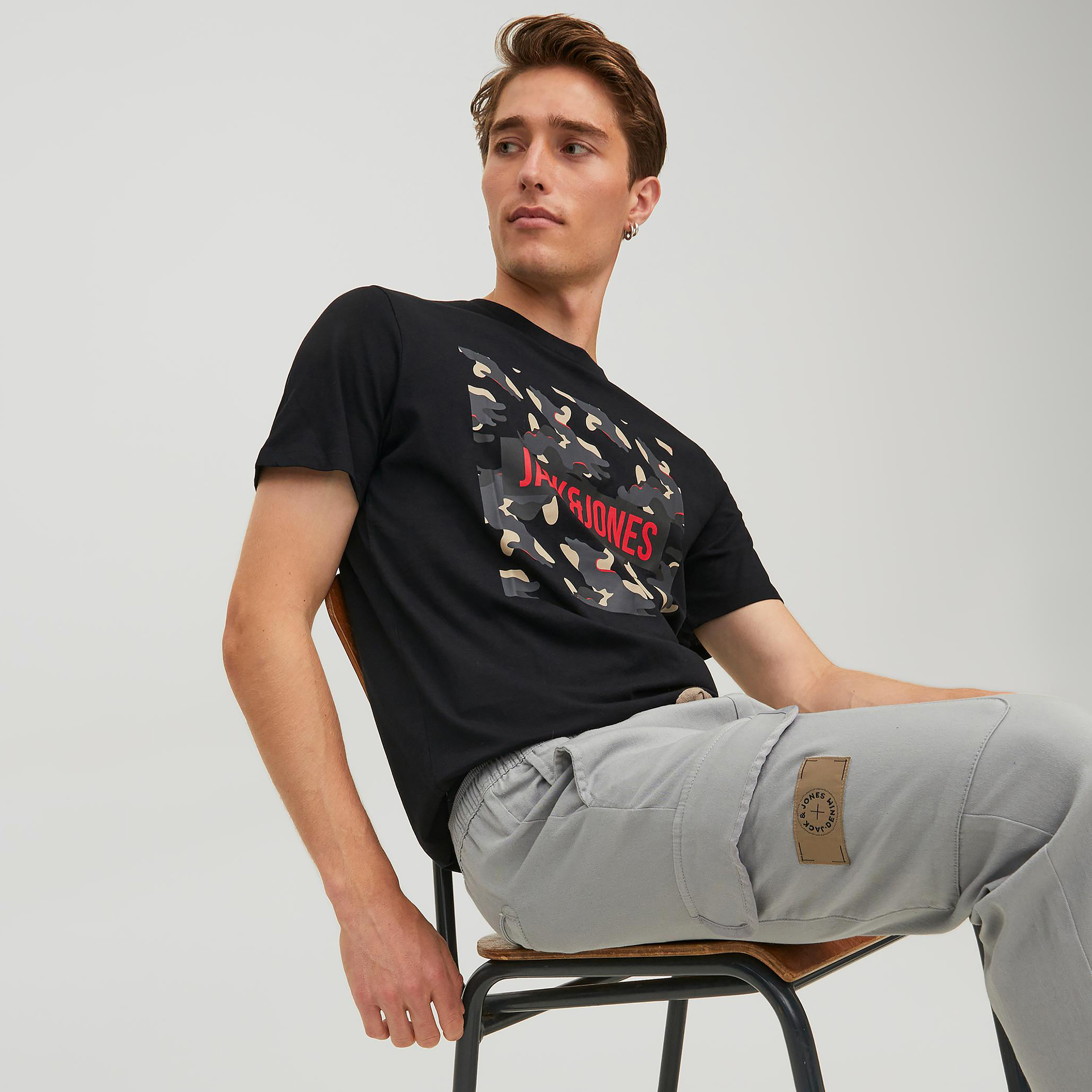 تي شيرت رجالي من جاك آند جونز بأكمام قصيرة و ياقة مستديرة و مطبوع مع لون اسود-men-clothing-tshirtsandpolos-tshirts-image-7