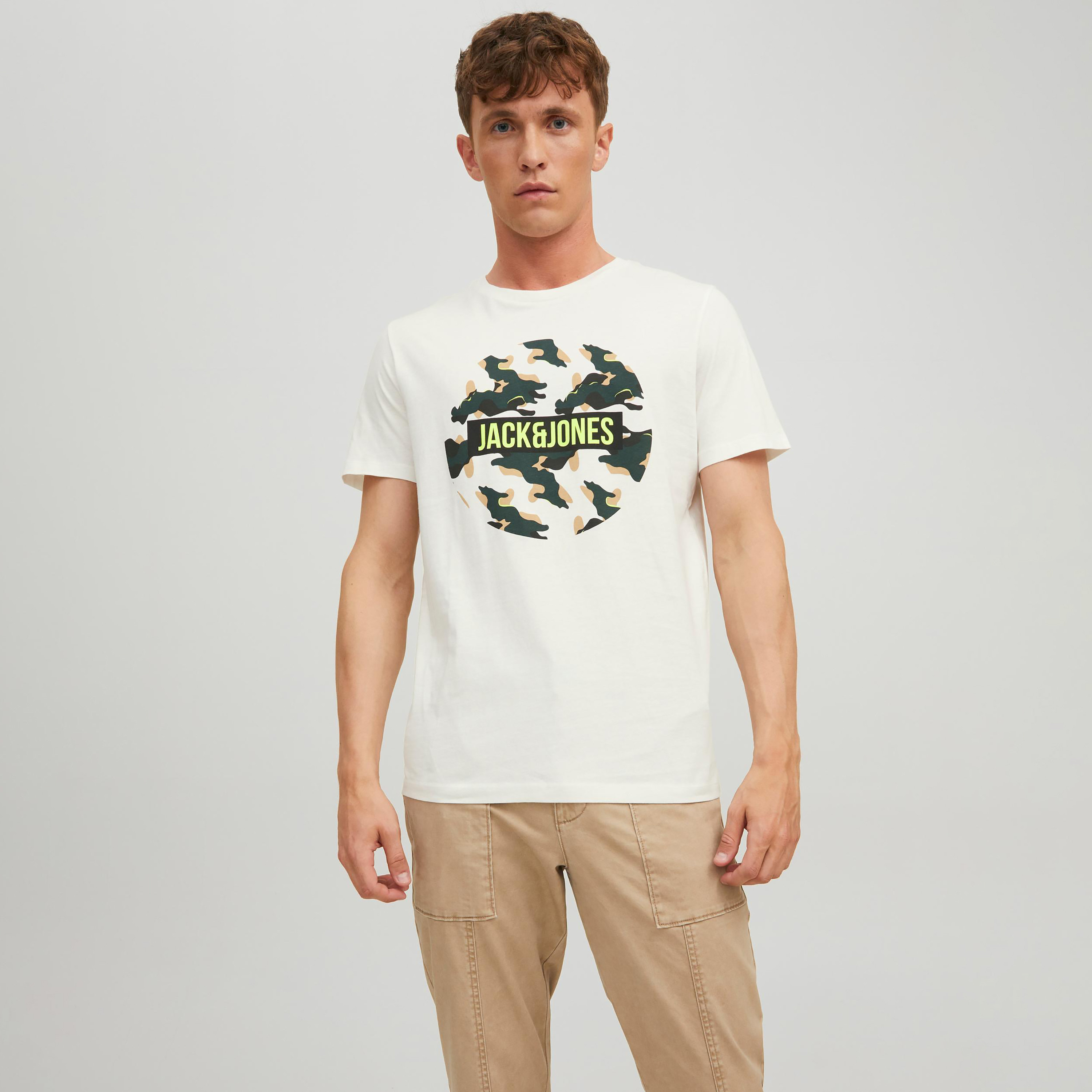 تي شيرت رجالي من جاك آند جونز بأكمام قصيرة و ياقة مستديرة و مطبوع مع لون اسود-men-clothing-tshirtsandpolos-tshirts-image-9