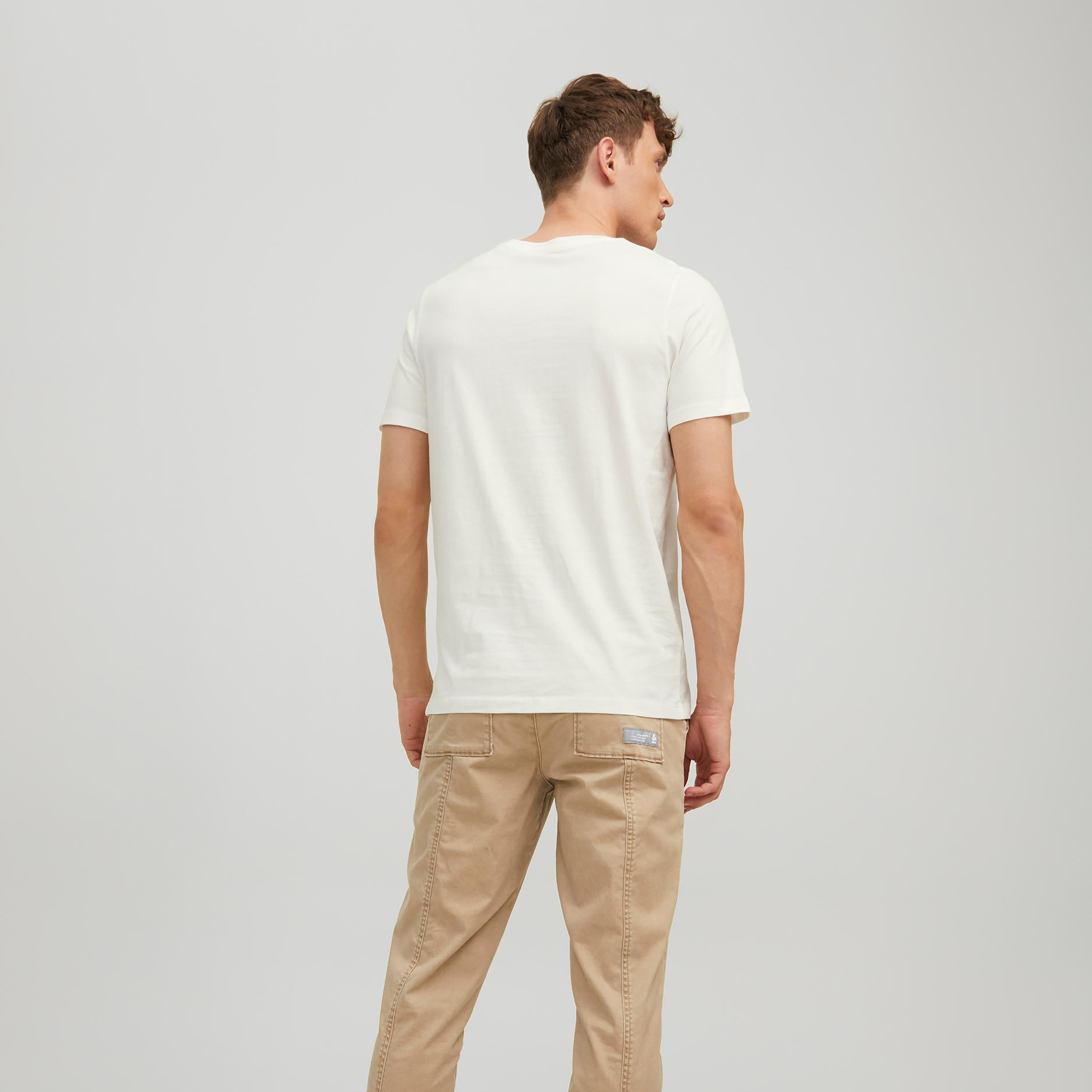 تي شيرت رجالي من جاك آند جونز بأكمام قصيرة و ياقة مستديرة و مطبوع مع لون اسود-men-clothing-tshirtsandpolos-tshirts-image-10