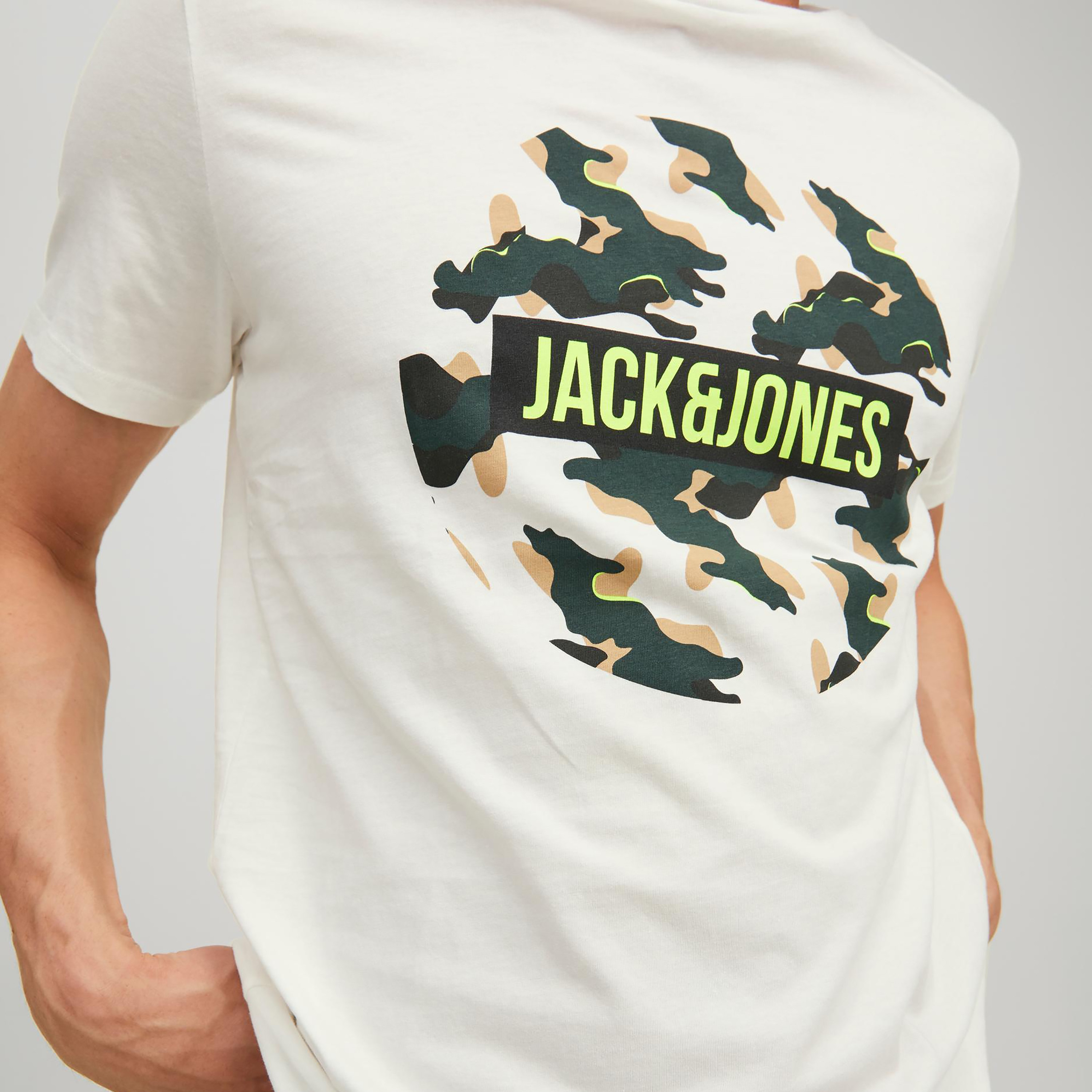 تي شيرت رجالي من جاك آند جونز بأكمام قصيرة و ياقة مستديرة و مطبوع مع لون اسود-men-clothing-tshirtsandpolos-tshirts-image-13