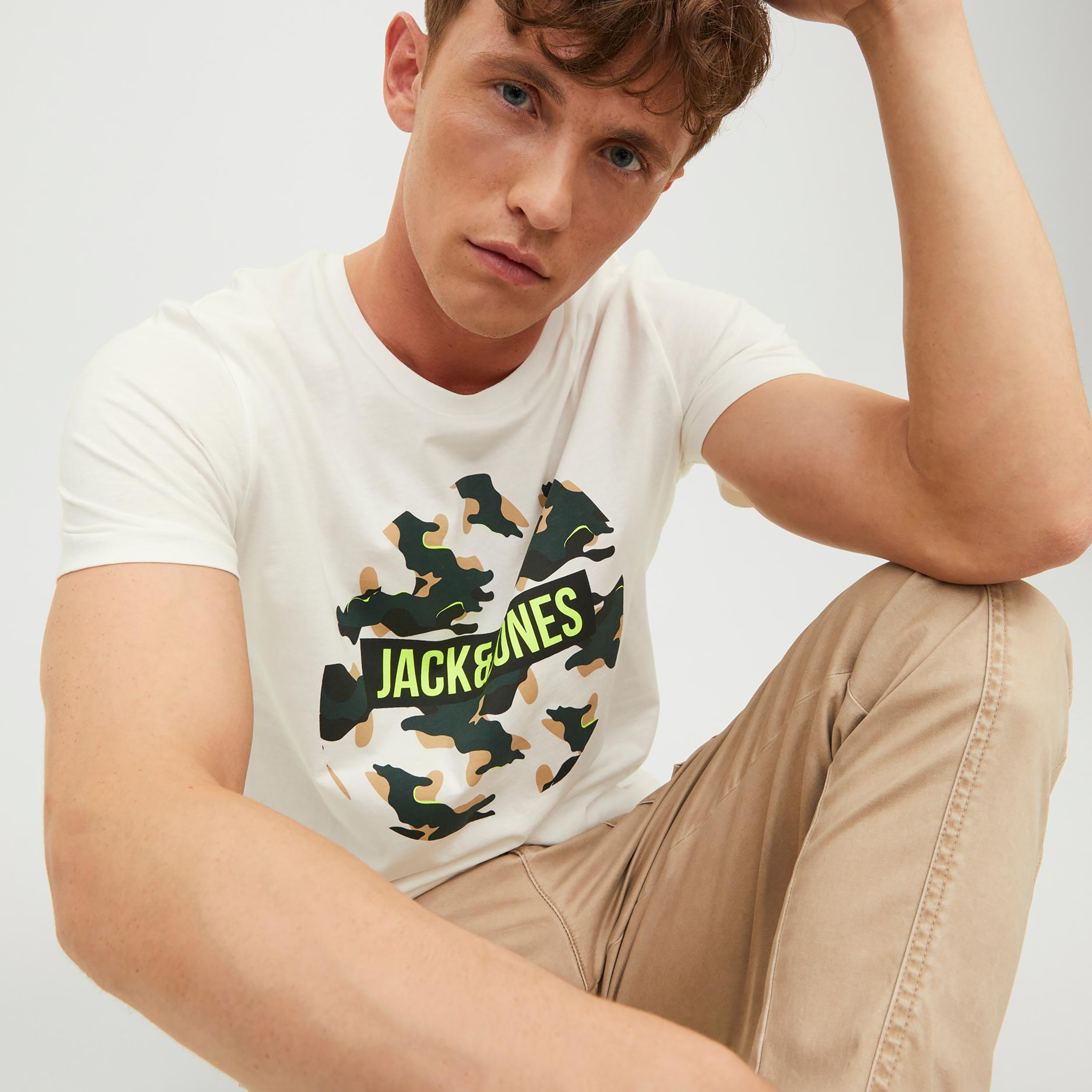 تي شيرت رجالي من جاك آند جونز بأكمام قصيرة و ياقة مستديرة و مطبوع مع لون اسود-men-clothing-tshirtsandpolos-tshirts-image-14