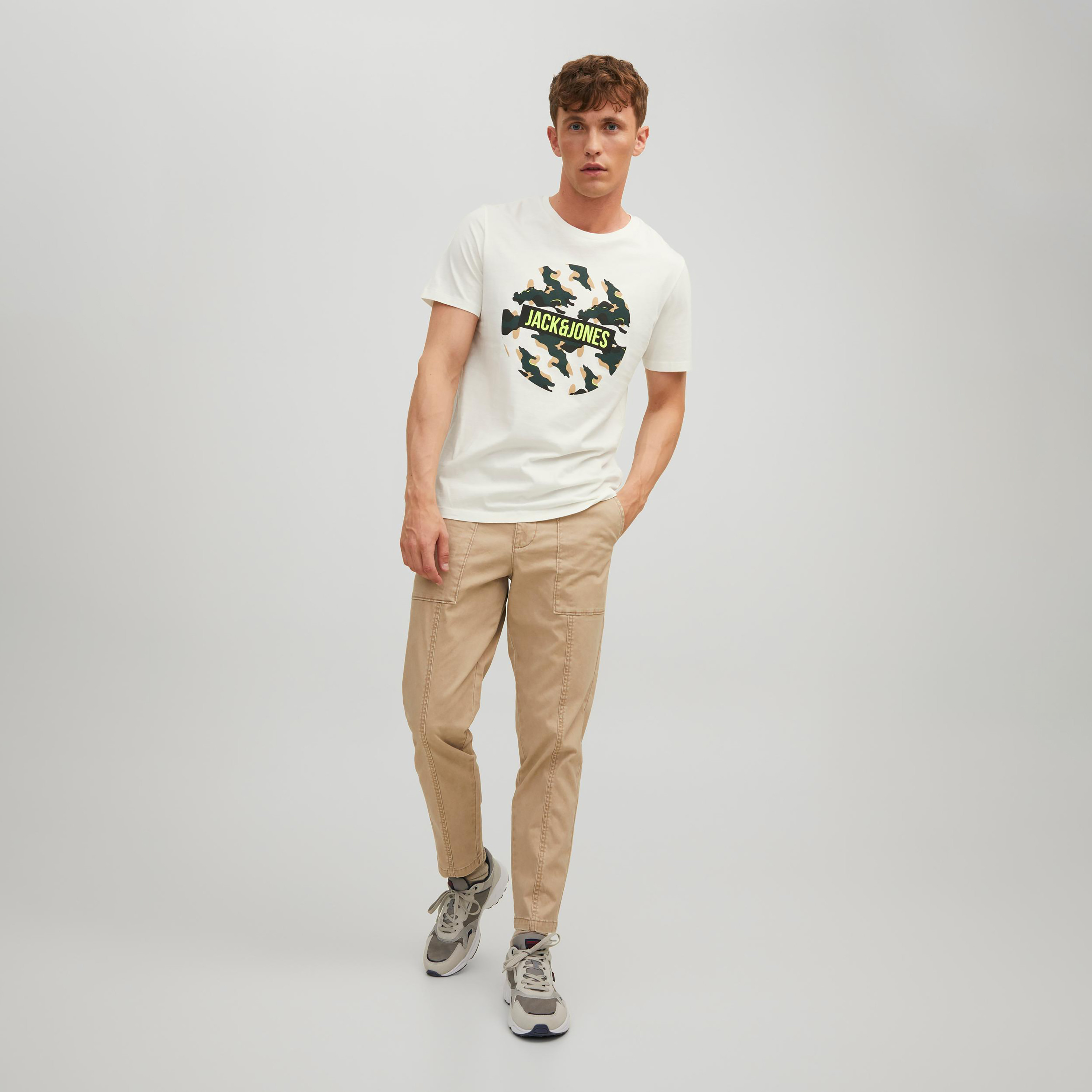تي شيرت رجالي من جاك آند جونز بأكمام قصيرة و ياقة مستديرة و مطبوع مع لون اسود-men-clothing-tshirtsandpolos-tshirts-image-15