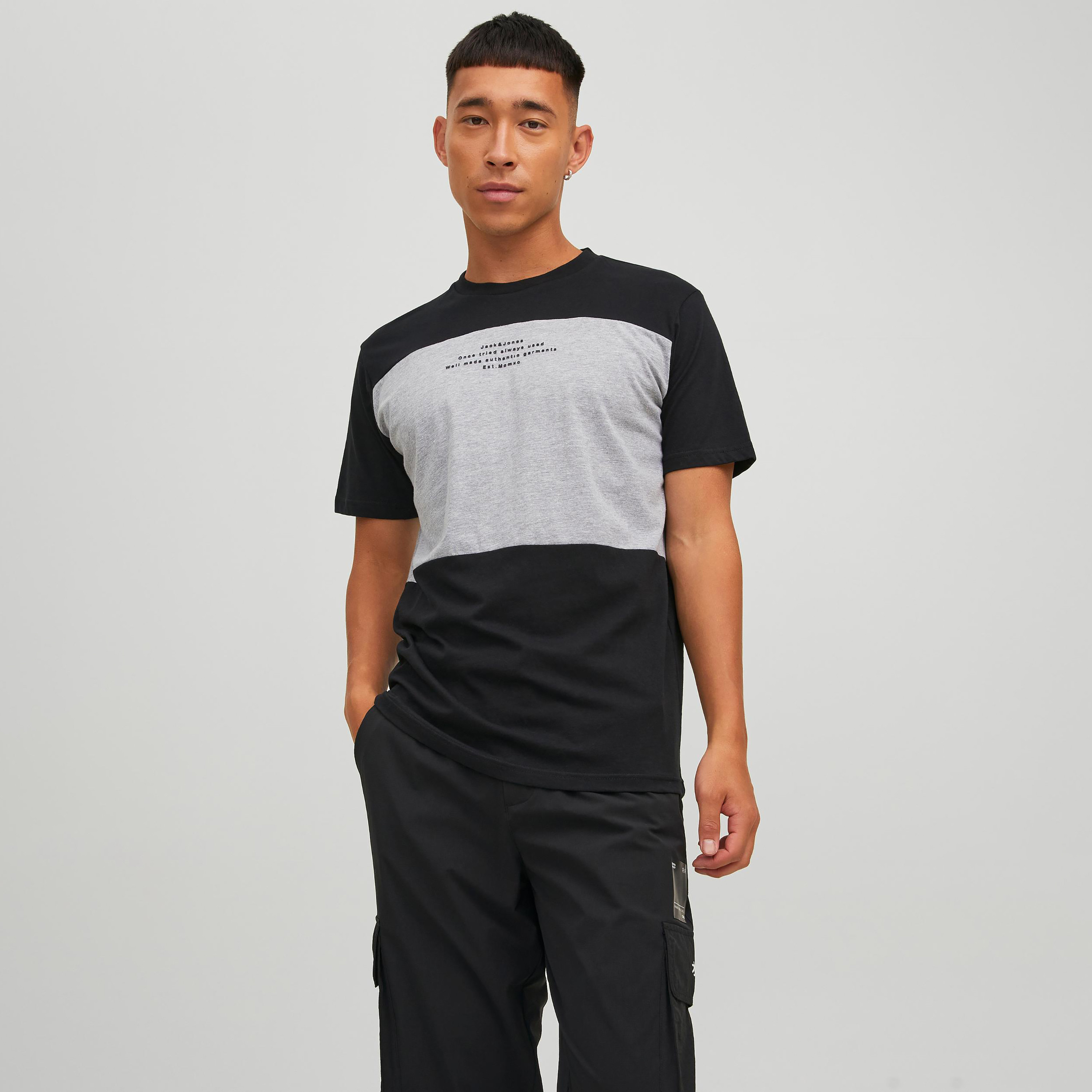 تي شيرت من جاك آند جونز بأكمام قصيرة و ياقة مستديرة و ضيقة-men-clothing-tshirtsandpolos-tshirts-image-1