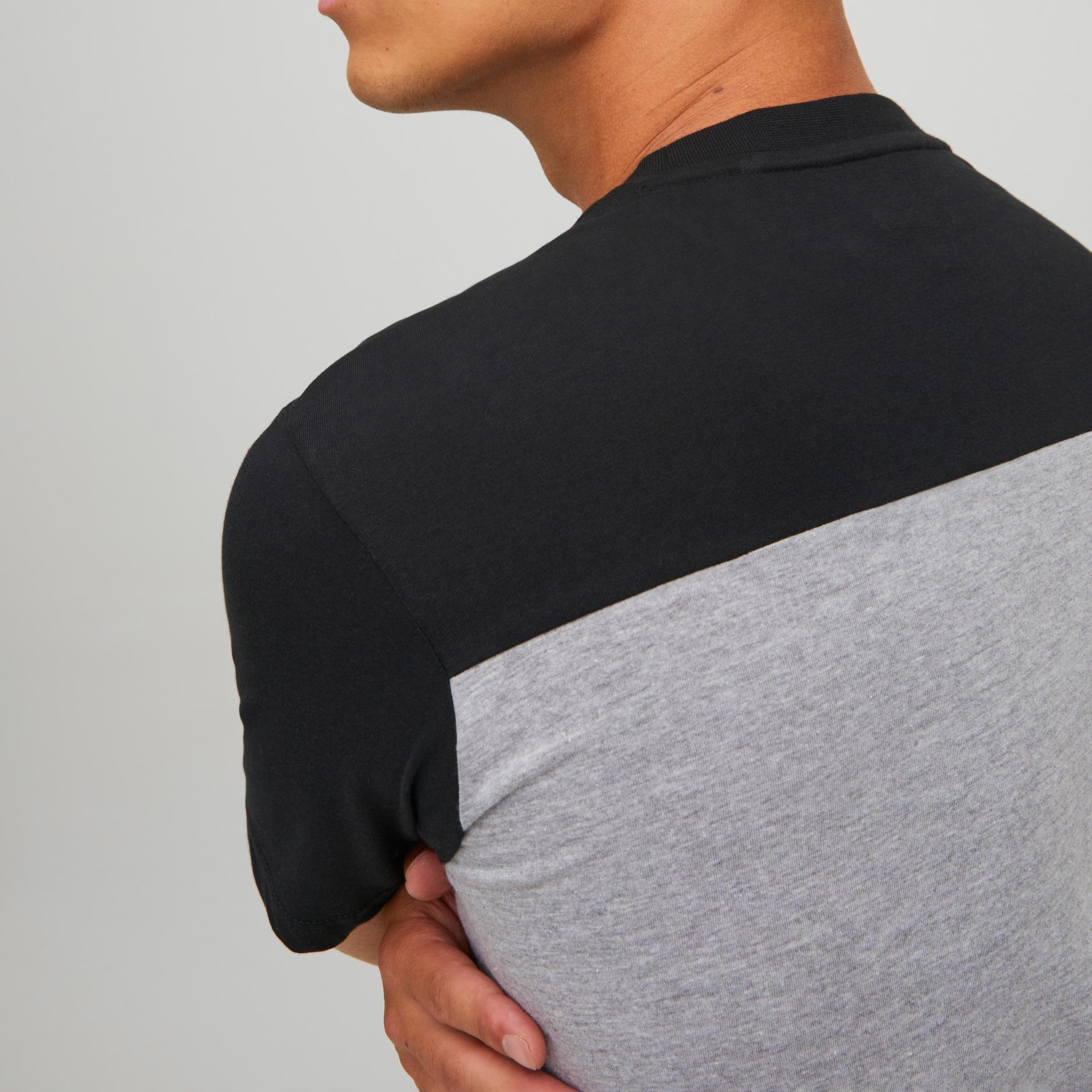 تي شيرت من جاك آند جونز بأكمام قصيرة و ياقة مستديرة و ضيقة-men-clothing-tshirtsandpolos-tshirts-image-7