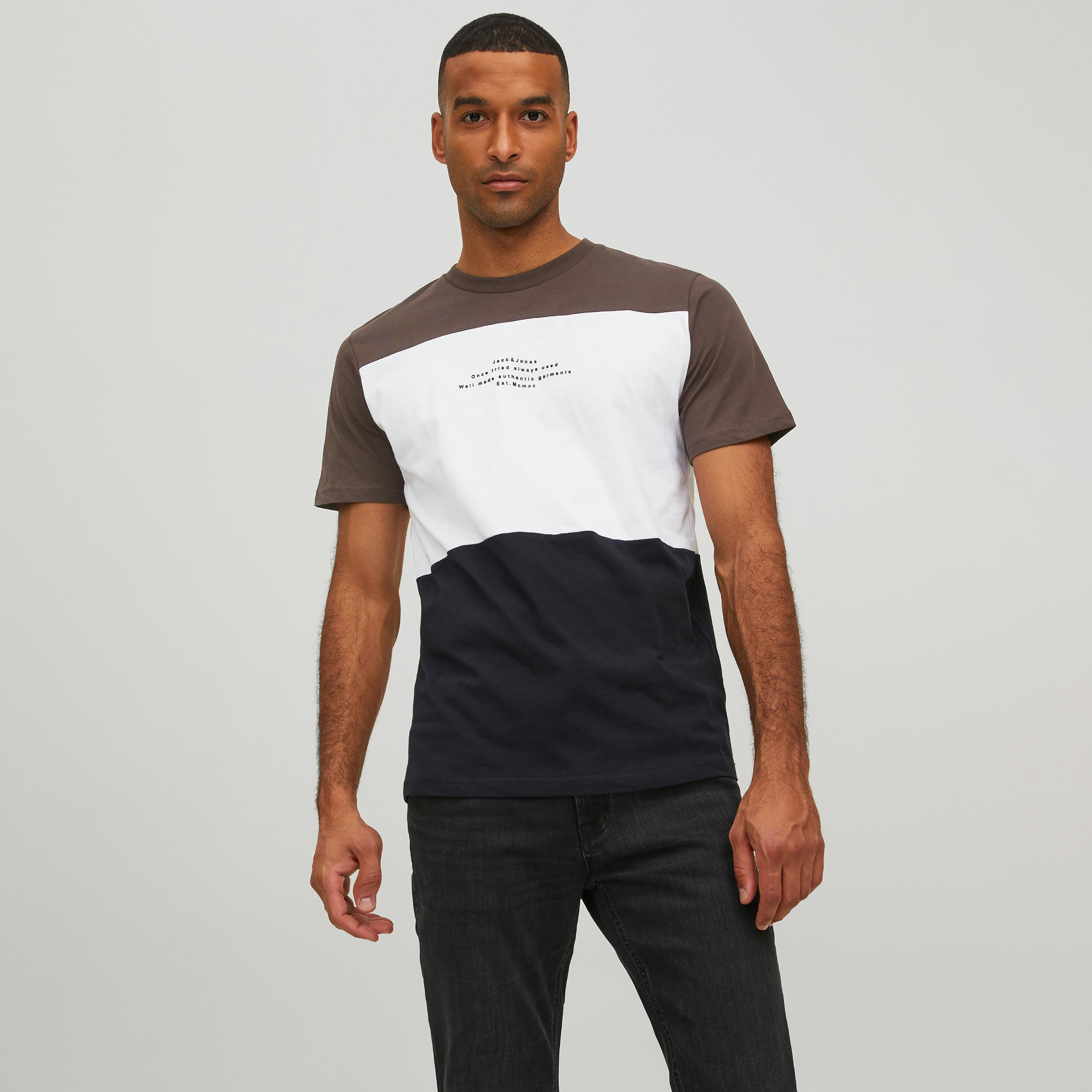 تي شيرت من جاك آند جونز بأكمام قصيرة و ياقة مستديرة و ضيقة-men-clothing-tshirtsandpolos-tshirts-image-9