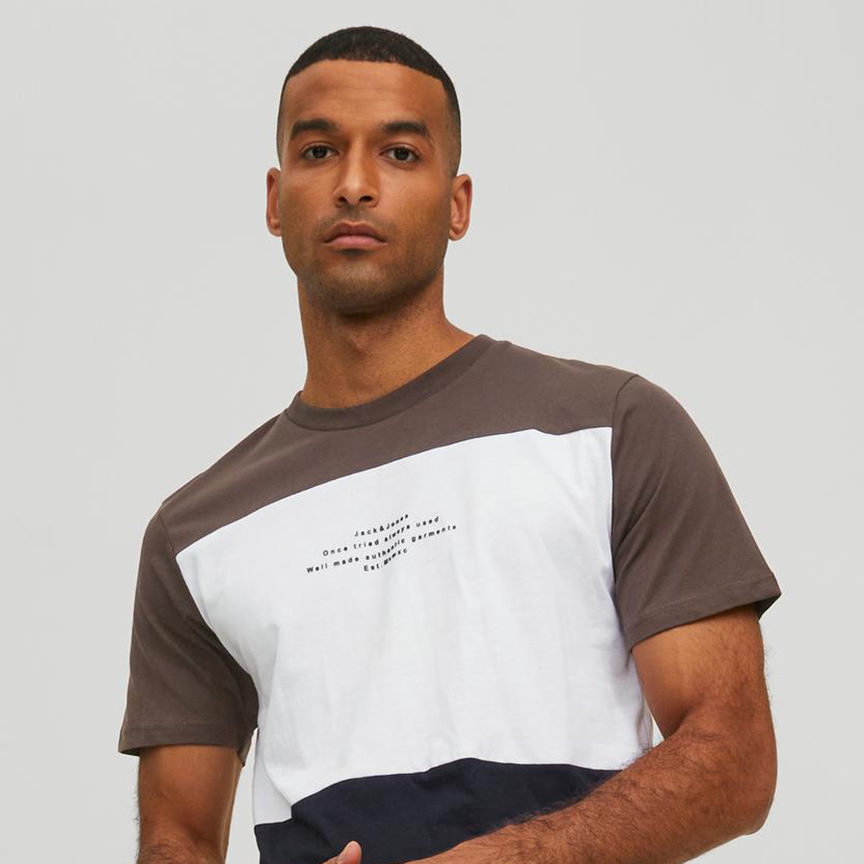 تي شيرت من جاك آند جونز بأكمام قصيرة و ياقة مستديرة و ضيقة-men-clothing-tshirtsandpolos-tshirts-image-10