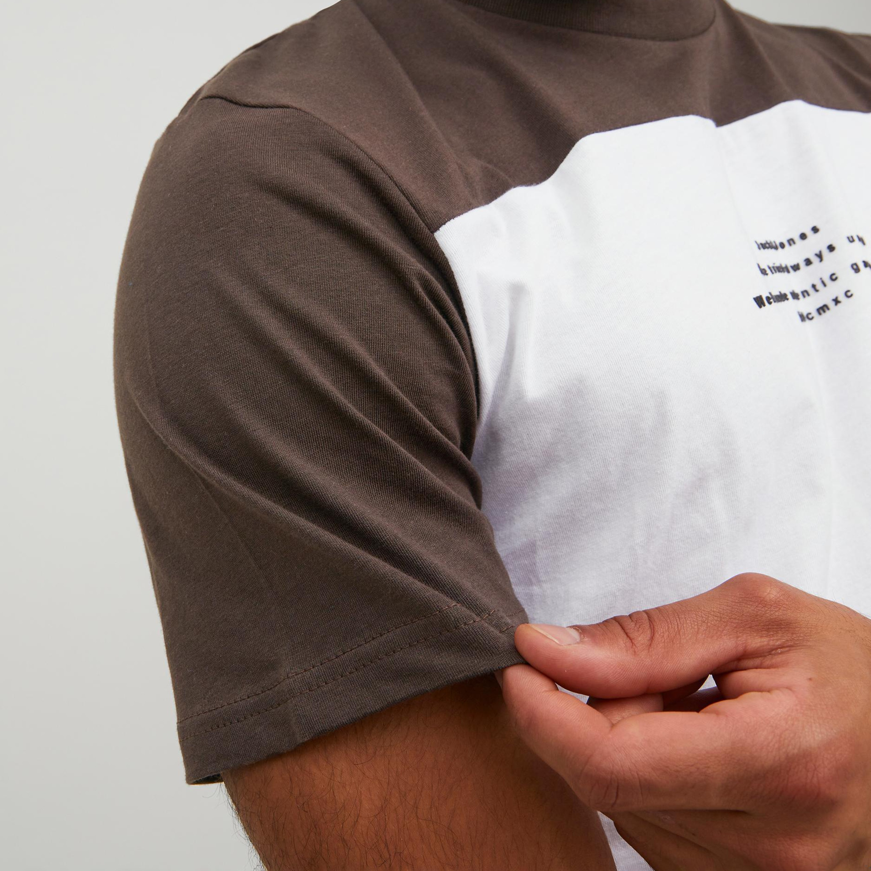 تي شيرت من جاك آند جونز بأكمام قصيرة و ياقة مستديرة و ضيقة-men-clothing-tshirtsandpolos-tshirts-image-11