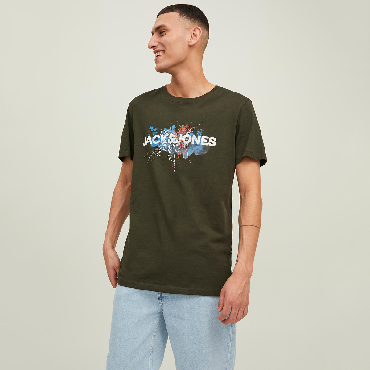 تي شيرت رجالي من جاك آند جونز بأكمام قصيرة و ياقة مستديرة و شعار مع لون اخضر-men-clothing-tshirtsandpolos-tshirts-image-1