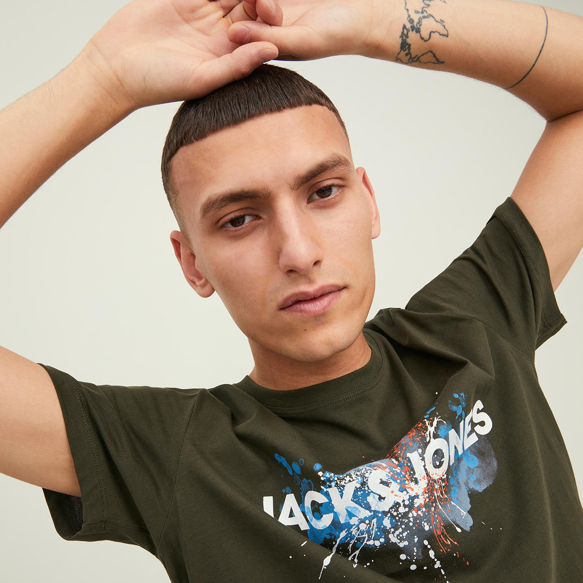 تي شيرت رجالي من جاك آند جونز بأكمام قصيرة و ياقة مستديرة و شعار مع لون اخضر-men-clothing-tshirtsandpolos-tshirts-image-3