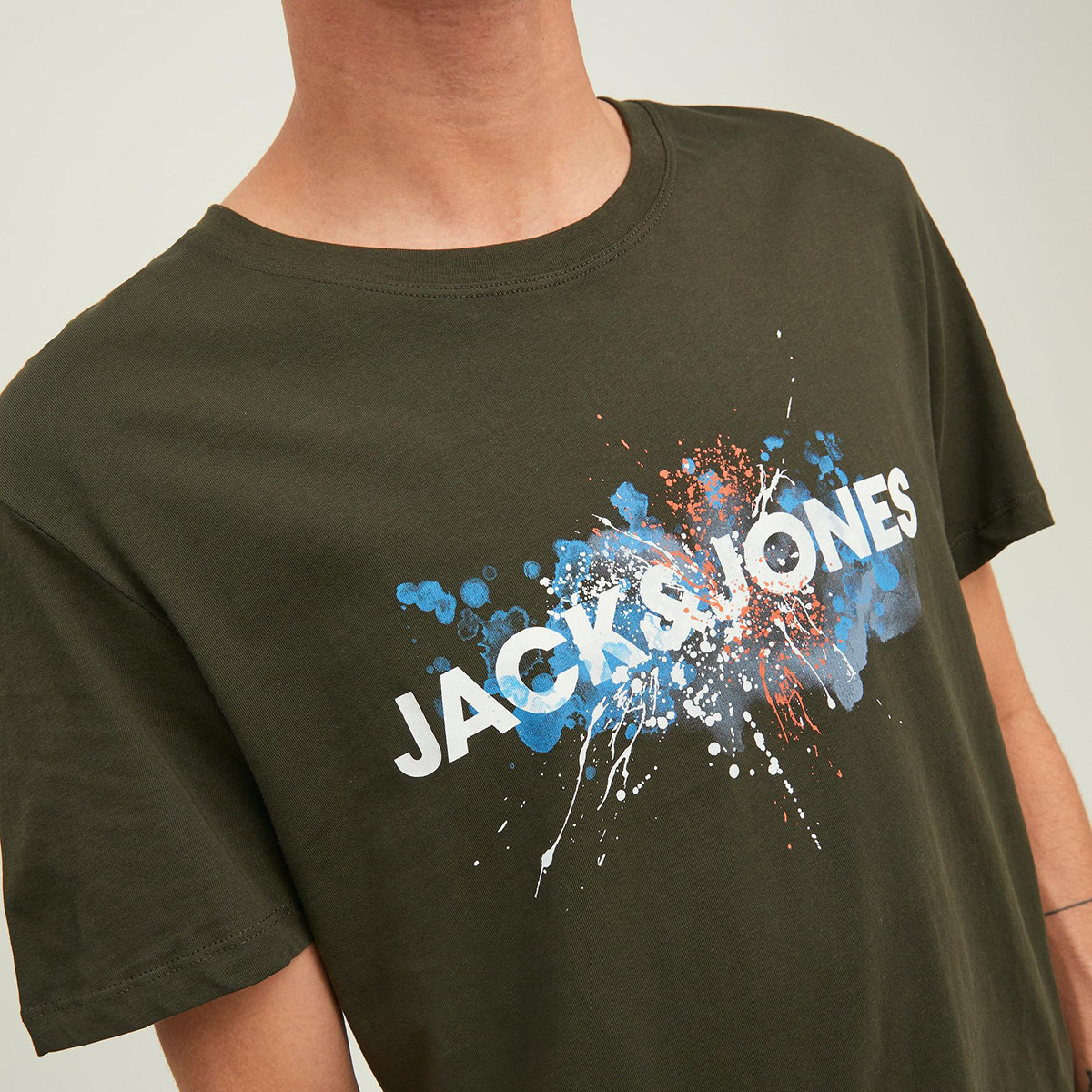 تي شيرت رجالي من جاك آند جونز بأكمام قصيرة و ياقة مستديرة و شعار مع لون اخضر-men-clothing-tshirtsandpolos-tshirts-image-4