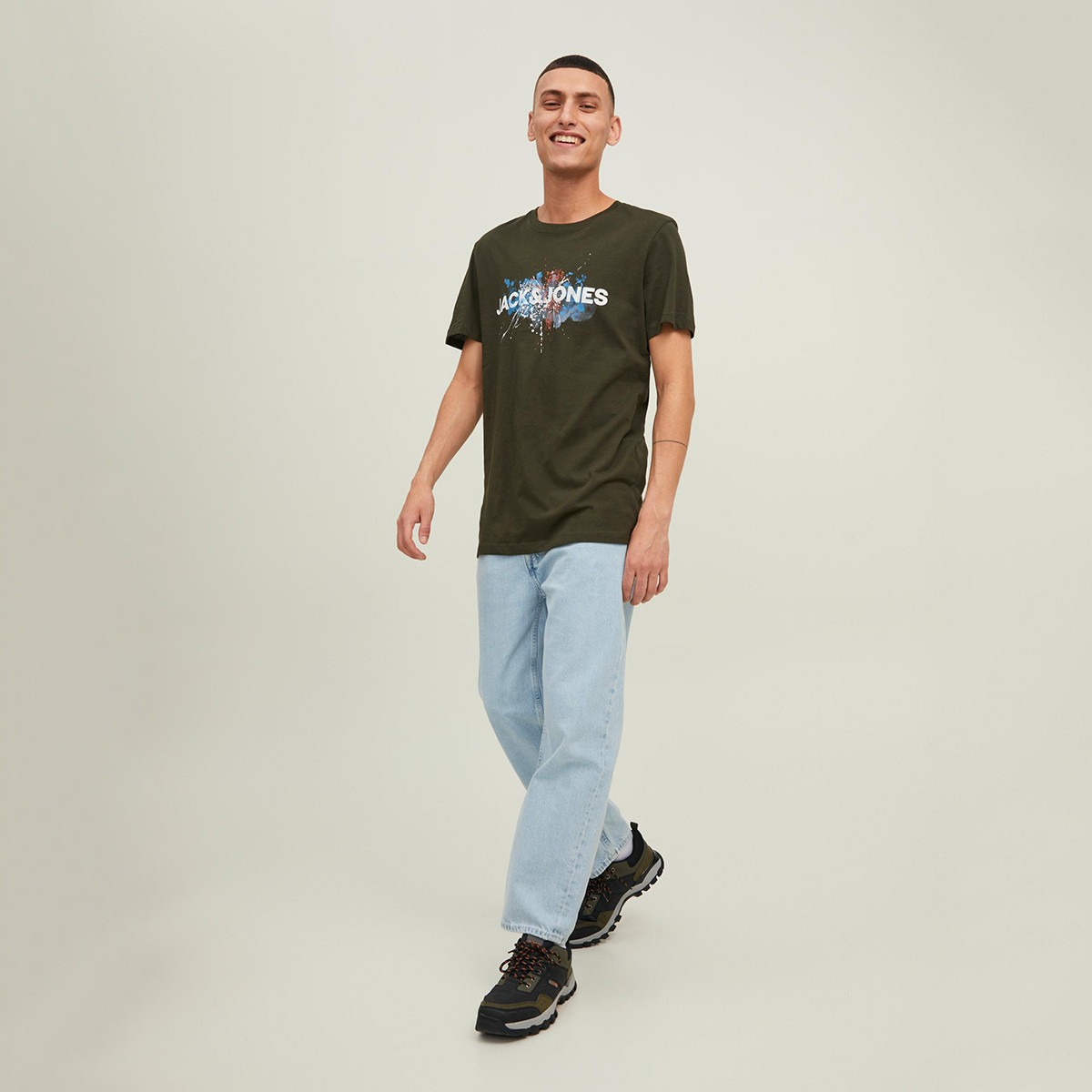 تي شيرت رجالي من جاك آند جونز بأكمام قصيرة و ياقة مستديرة و شعار مع لون اخضر-men-clothing-tshirtsandpolos-tshirts-image-6
