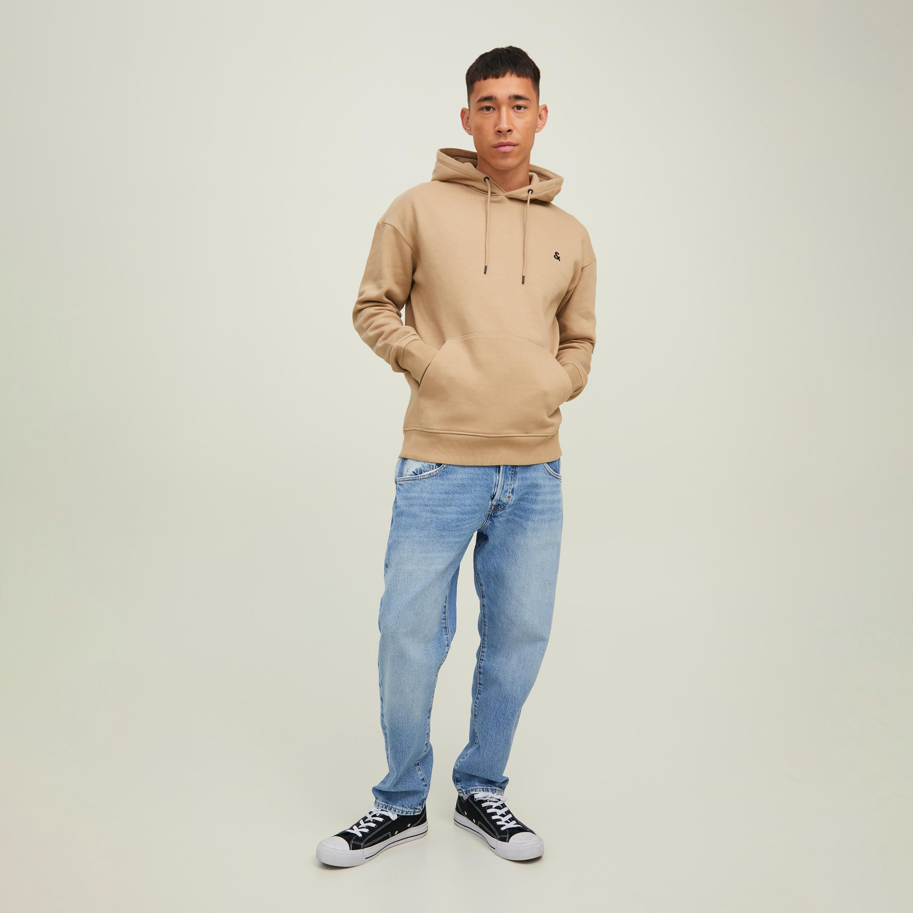 هودي من جاك آند جونز سادة بأكمام طويلة وجيب كانغارو-men-winterwear-hoodiesandsweatshirts-image-2
