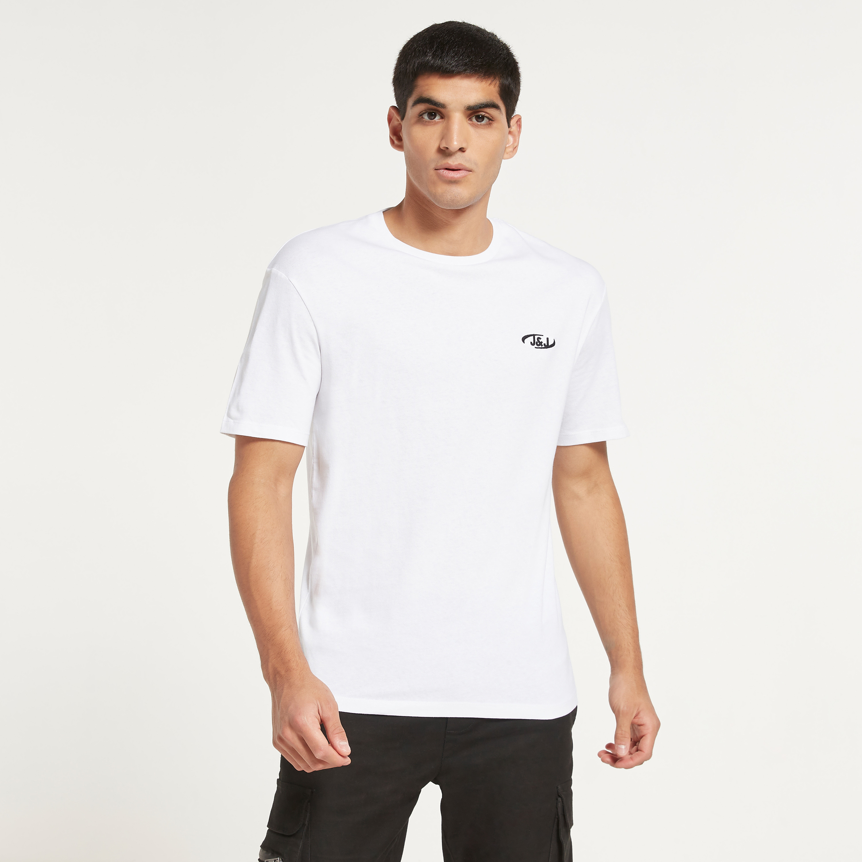 تي شيرت رجالي من جاك آند جونز بأكمام قصيرة و ياقة مستديرة و شعار مع لون ابیض-men-clothing-tshirtsandpolos-tshirts-image-1