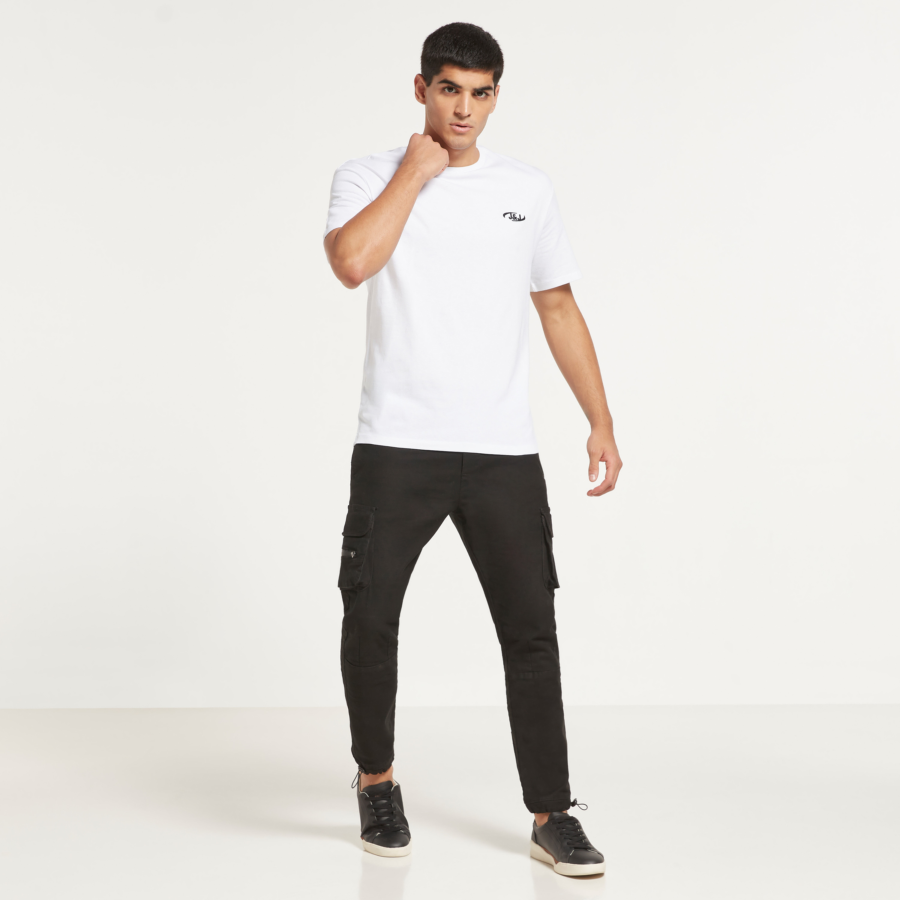 تي شيرت رجالي من جاك آند جونز بأكمام قصيرة و ياقة مستديرة و شعار مع لون ابیض-men-clothing-tshirtsandpolos-tshirts-image-2