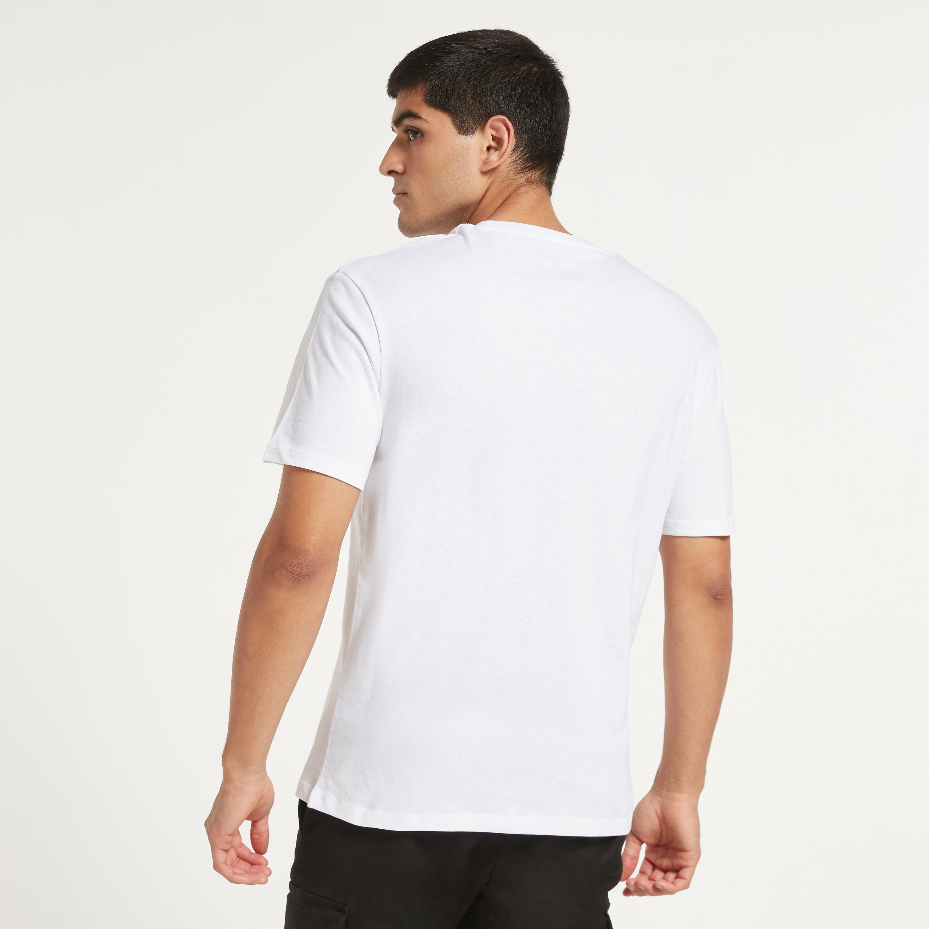 تي شيرت رجالي من جاك آند جونز بأكمام قصيرة و ياقة مستديرة و شعار مع لون ابیض-men-clothing-tshirtsandpolos-tshirts-image-3