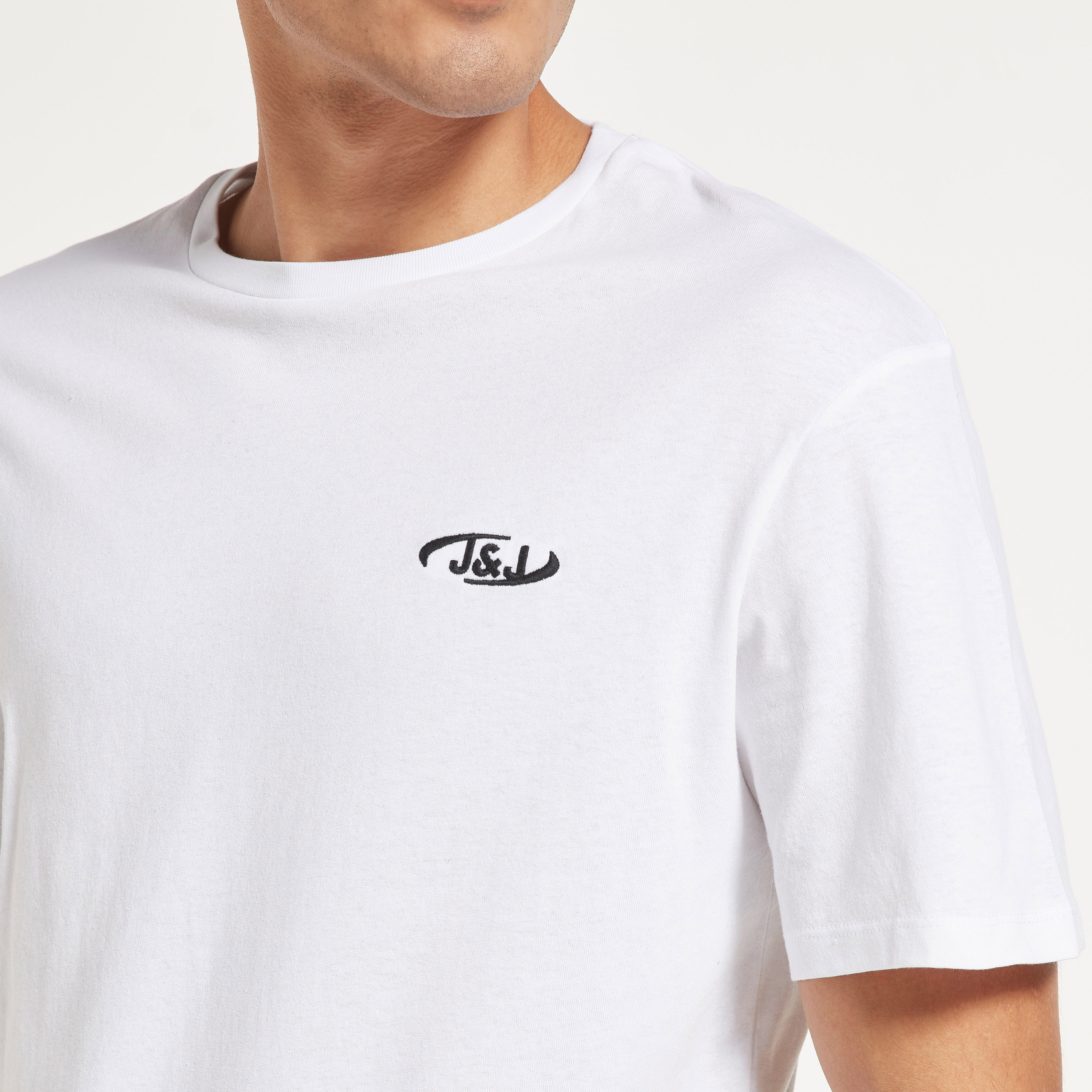 تي شيرت رجالي من جاك آند جونز بأكمام قصيرة و ياقة مستديرة و شعار مع لون ابیض-men-clothing-tshirtsandpolos-tshirts-image-4