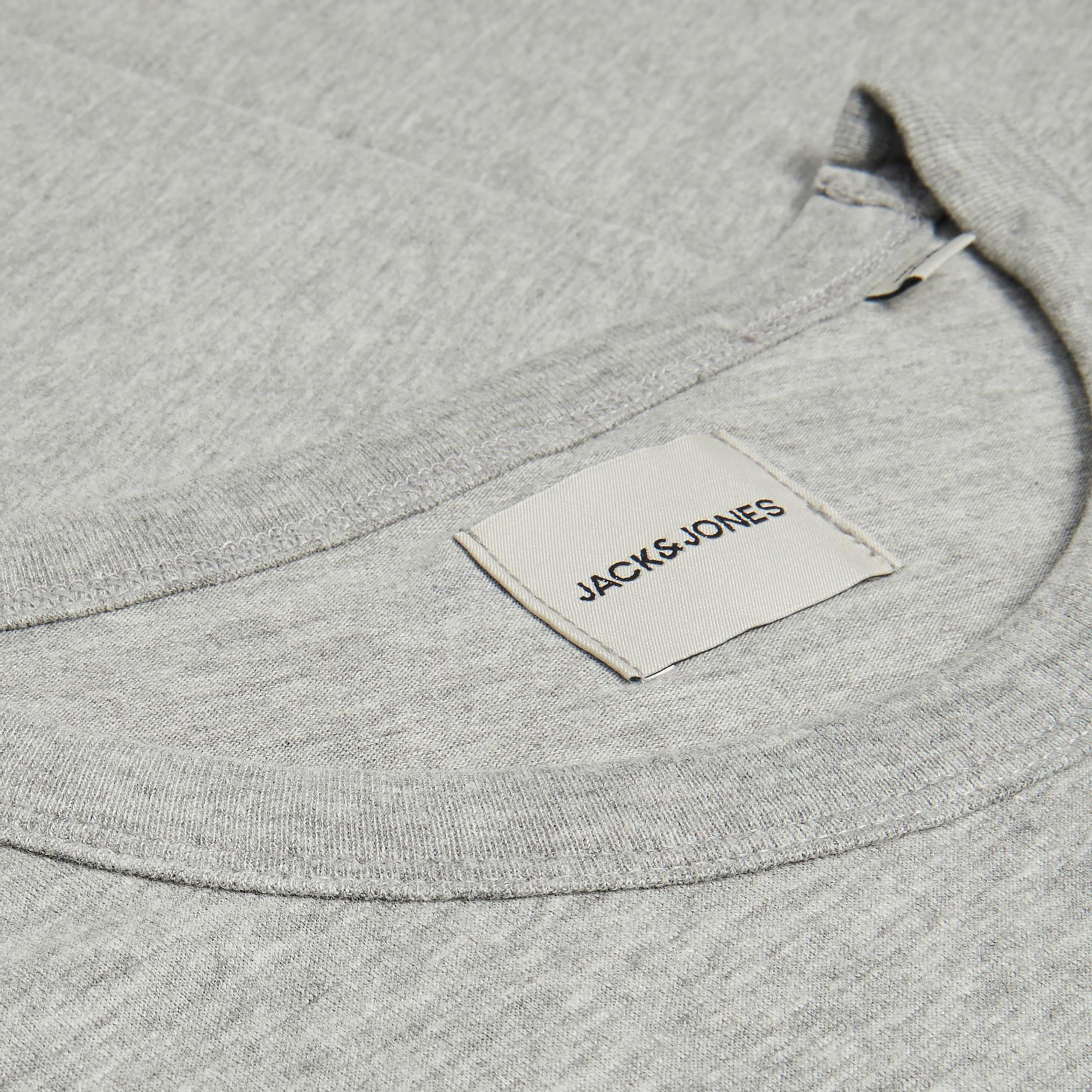 تي شيرت رجالي من جاك آند جونز بأكمام قصيرة و ياقة مستديرة و مطبوع مع لون اسود-men-clothing-tshirtsandpolos-tshirts-image-4