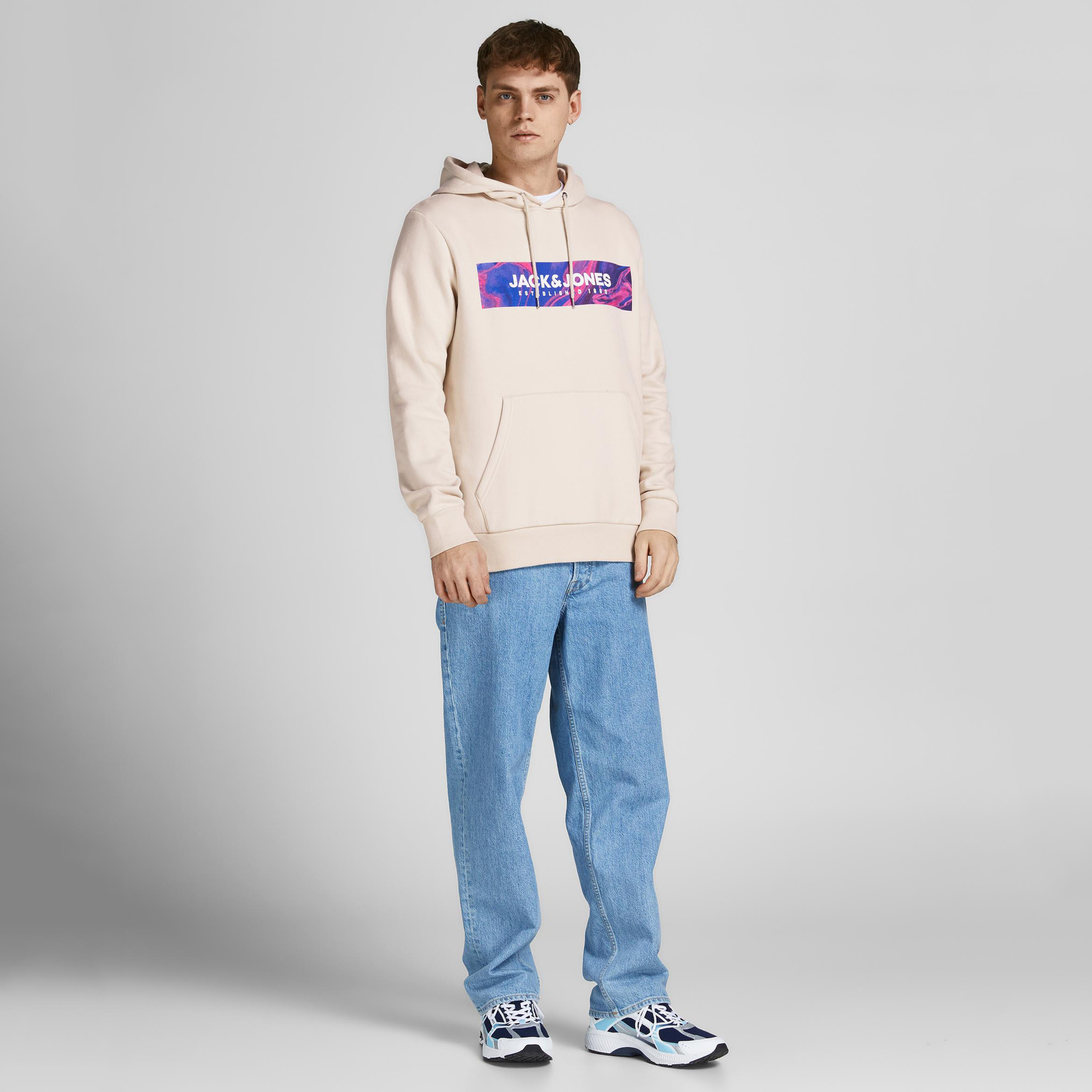هودي جاك آند جونزبجيب كنغر وبأكمام طويلة وطبعة بيج للرجال-men-winterwear-hoodiesandsweatshirts-image-2