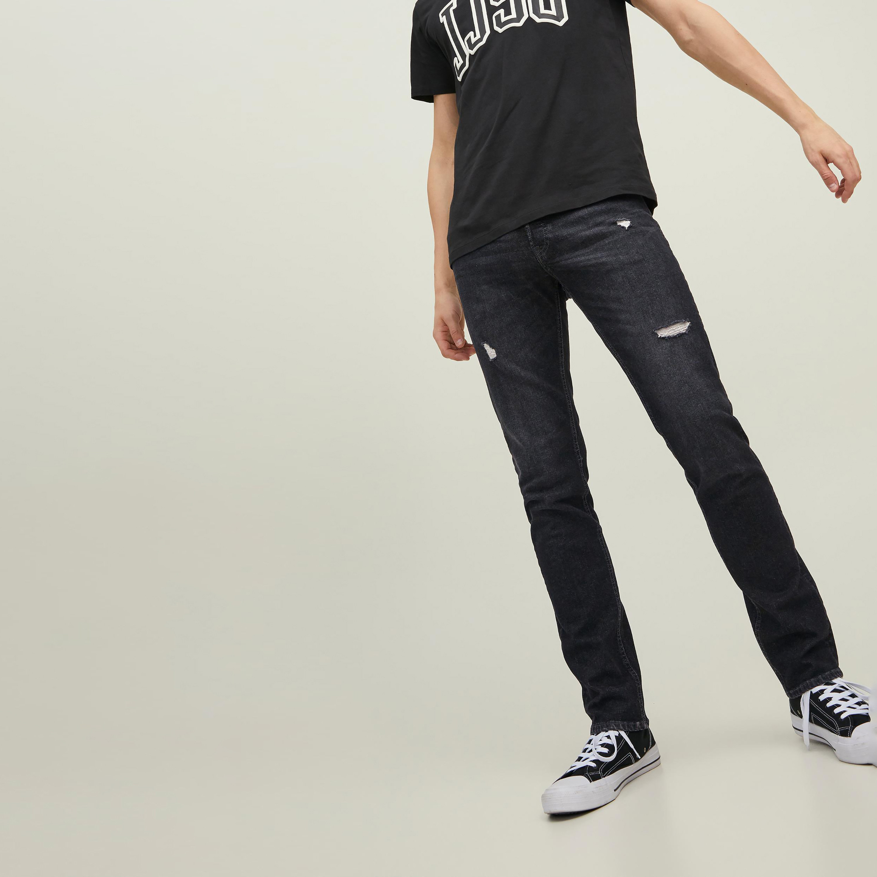 بنطال جينز من جاك آند جونز بقصّة ضيّقة مع خصر متوسط بلون اسود-men-clothing-bottoms-jeans-image-2