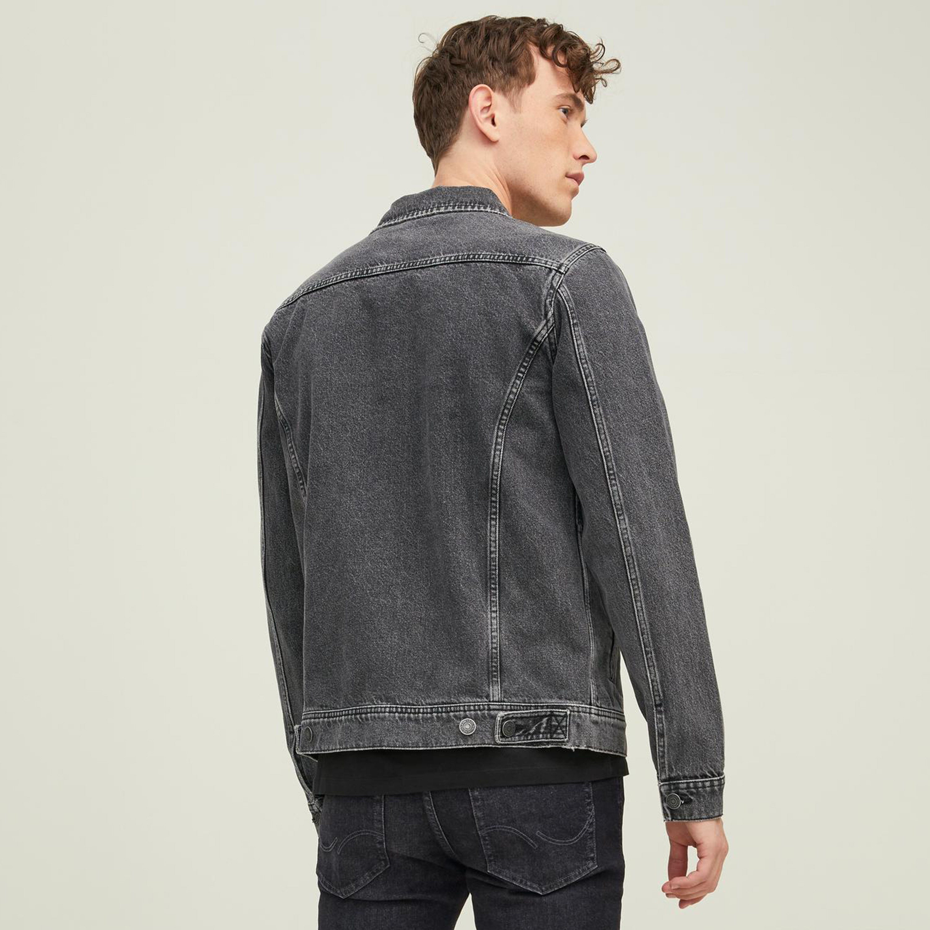 بنطال جينز من جاك آند جونز بقصّة ضيّقة مع خصر متوسط بلون اسود-men-clothing-bottoms-jeans-image-3