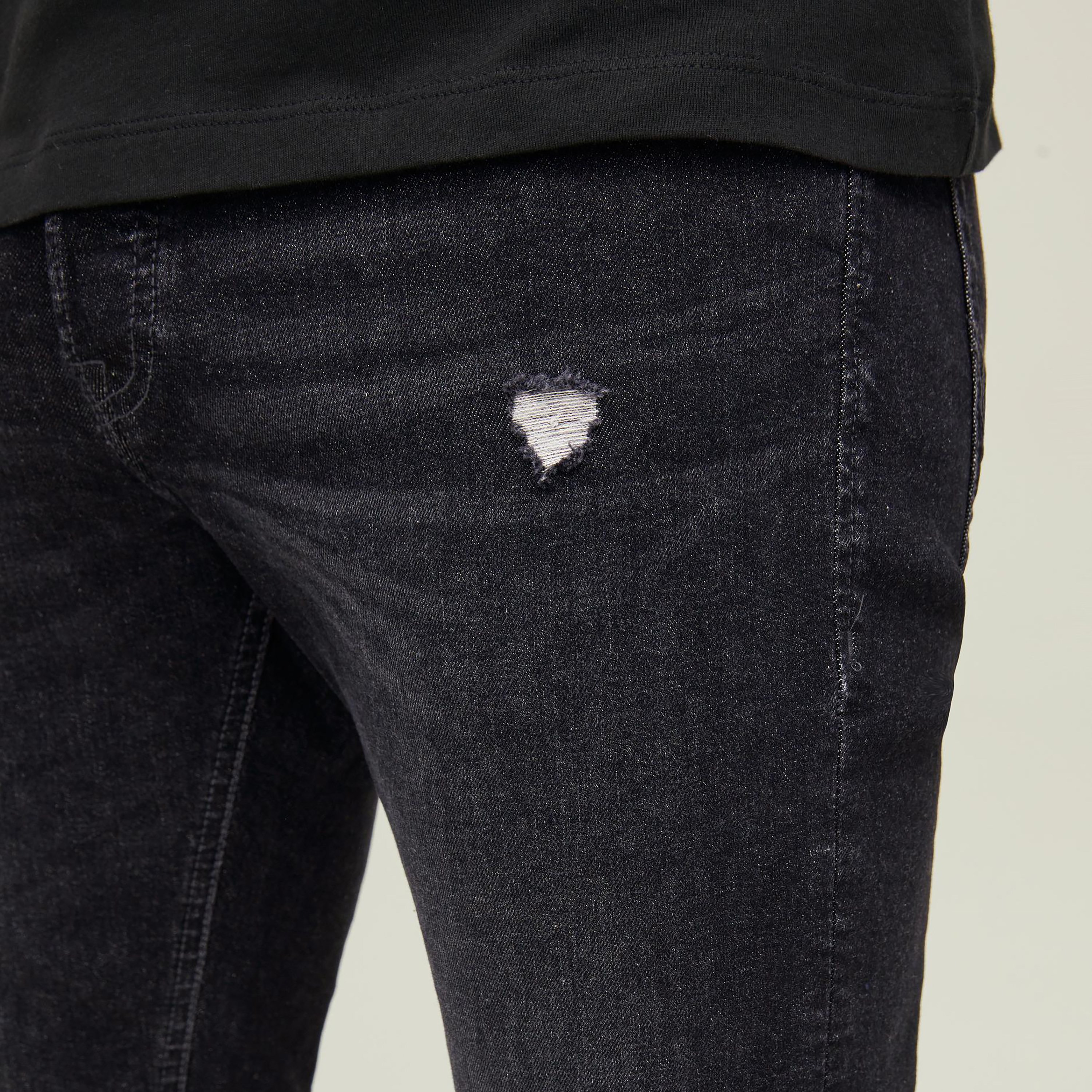 بنطال جينز من جاك آند جونز بقصّة ضيّقة مع خصر متوسط بلون اسود-men-clothing-bottoms-jeans-image-4