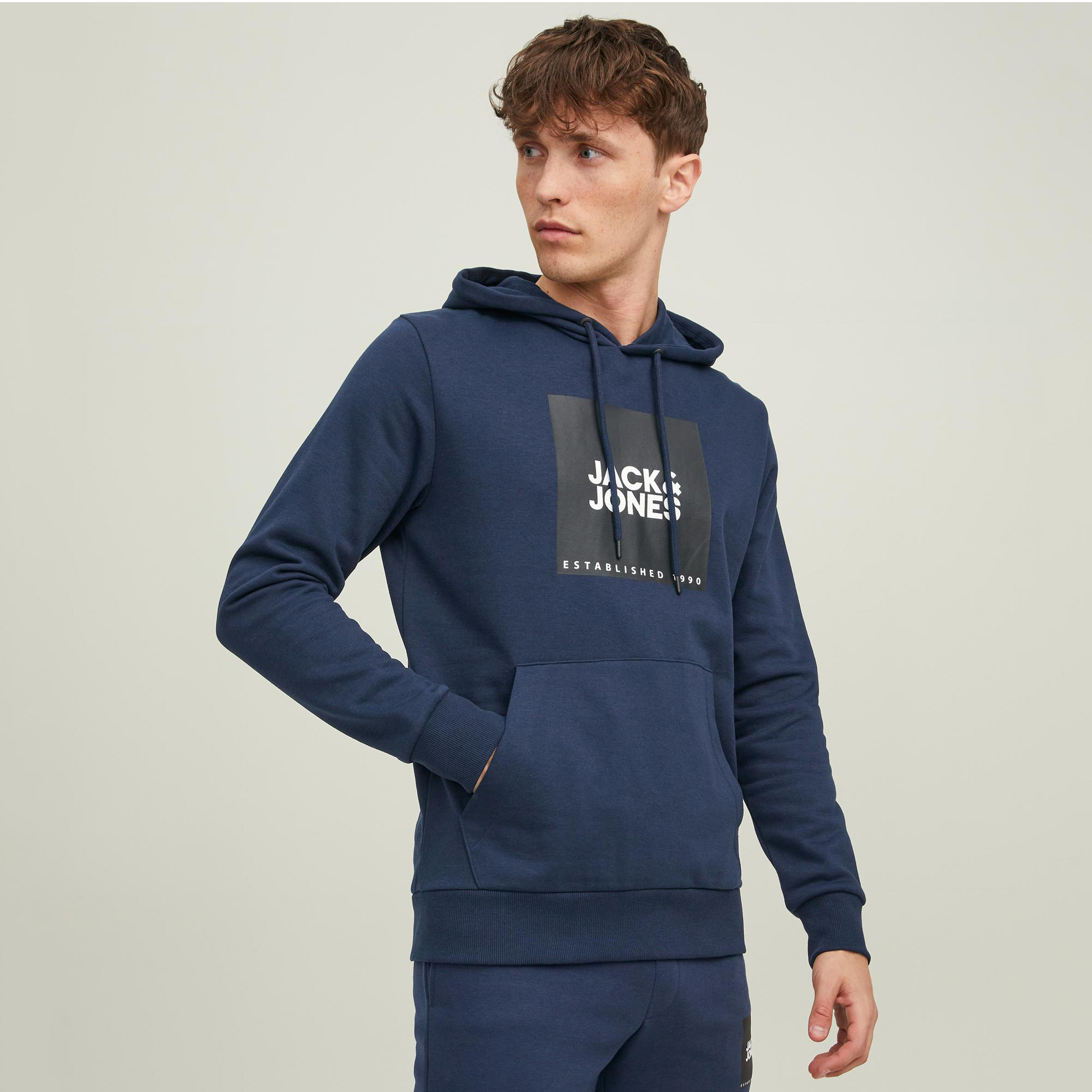 هودي جاك آند جونز بجيب كانغارو مطبوع بلون ازرق للرجال-men-winterwear-hoodiesandsweatshirts-image-1