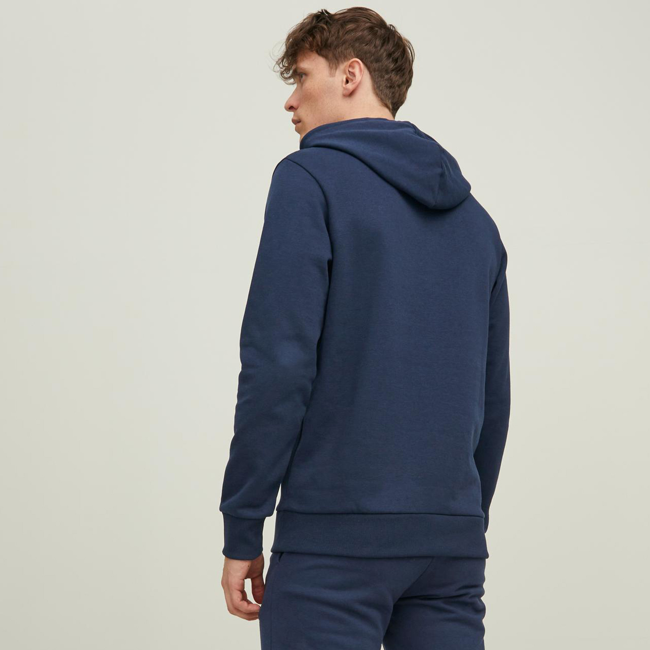 هودي جاك آند جونز بجيب كانغارو مطبوع بلون ازرق للرجال-men-winterwear-hoodiesandsweatshirts-image-2