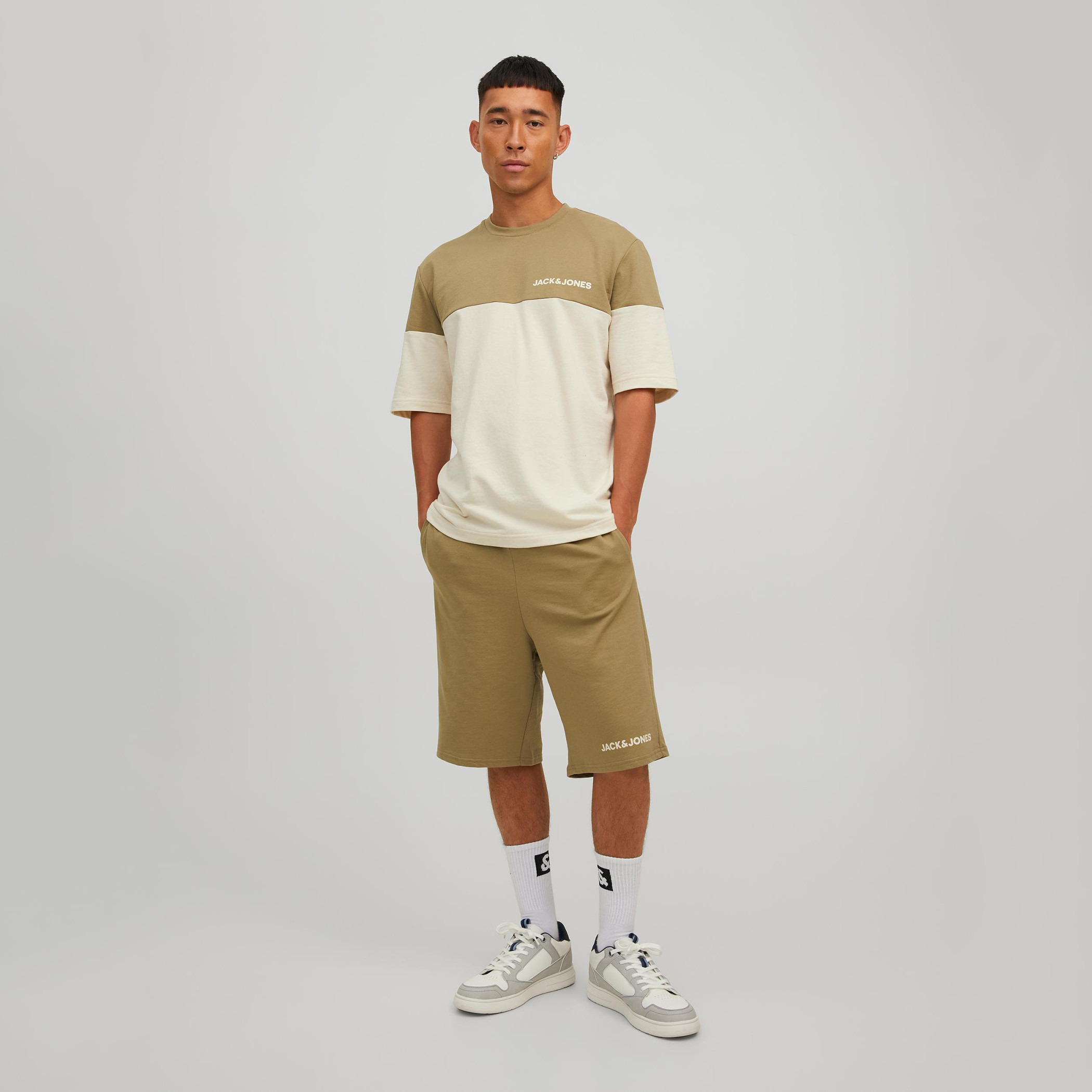 طقم تي شيرت وشورت من جاك آند جونز رجالي أزرق اللون برقبة مستديرة وشورت-men-clothing-nightwear-sets-image-9