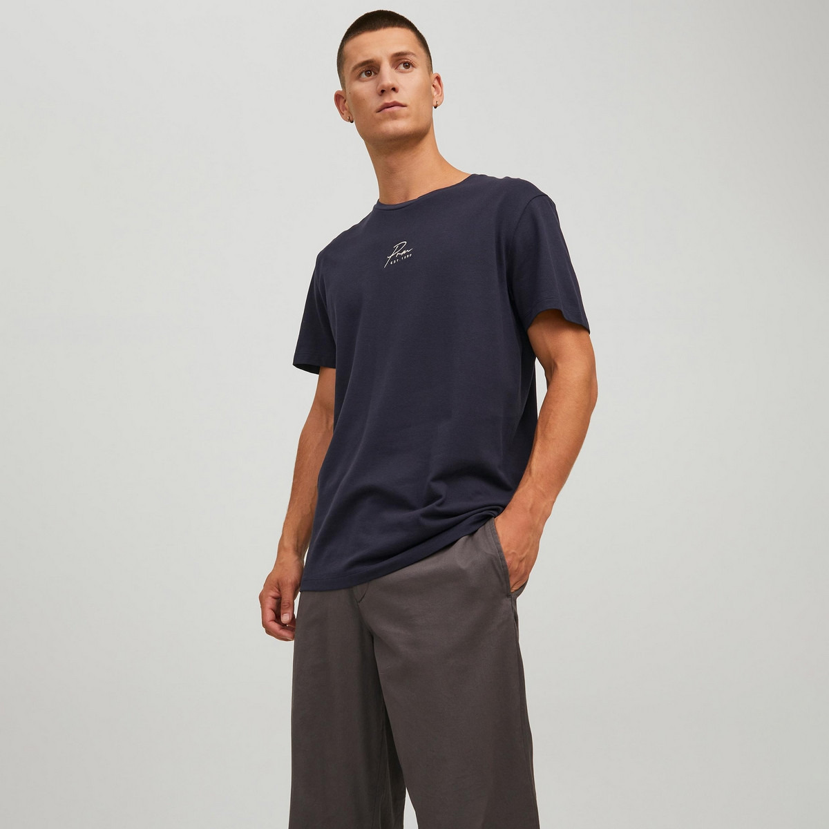 تي شيرت رجالي من جاك آند جونز بأكمام قصيرة و ياقة مستديرة سادة مع أزرق كحلي-men-clothing-tshirtsandpolos-tshirts-image-1