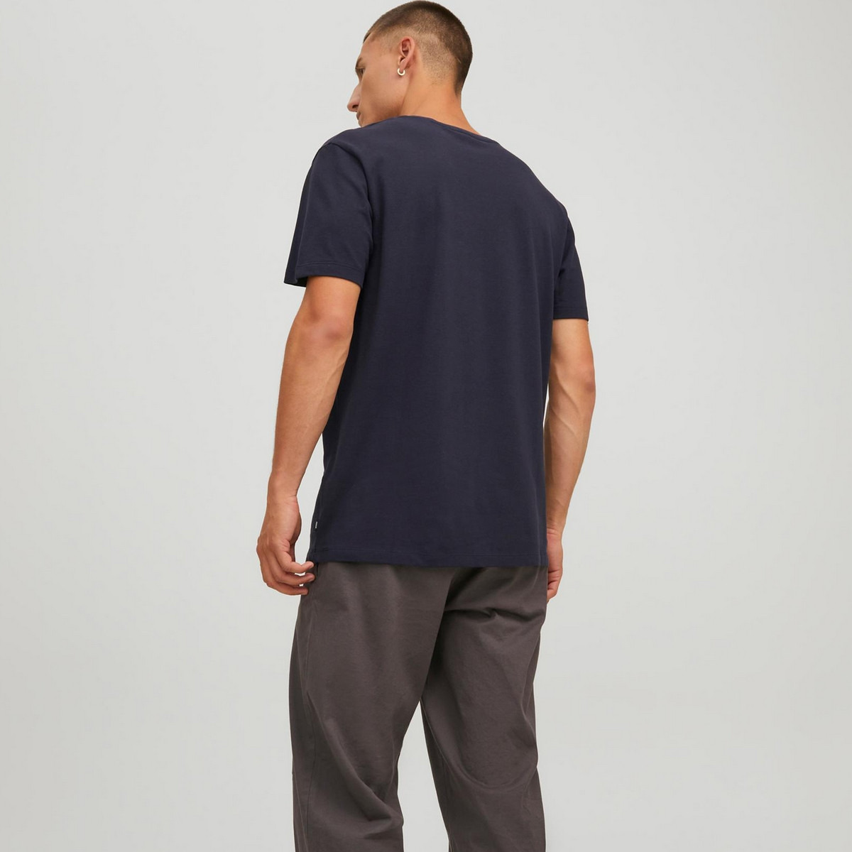 تي شيرت رجالي من جاك آند جونز بأكمام قصيرة و ياقة مستديرة سادة مع أزرق كحلي-men-clothing-tshirtsandpolos-tshirts-image-2
