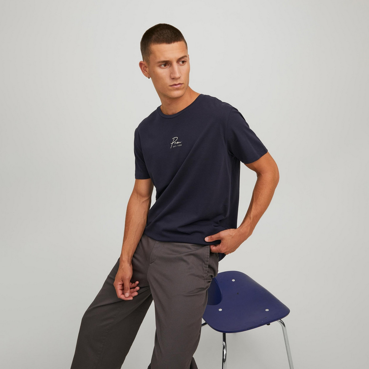 تي شيرت رجالي من جاك آند جونز بأكمام قصيرة و ياقة مستديرة سادة مع أزرق كحلي-men-clothing-tshirtsandpolos-tshirts-image-4