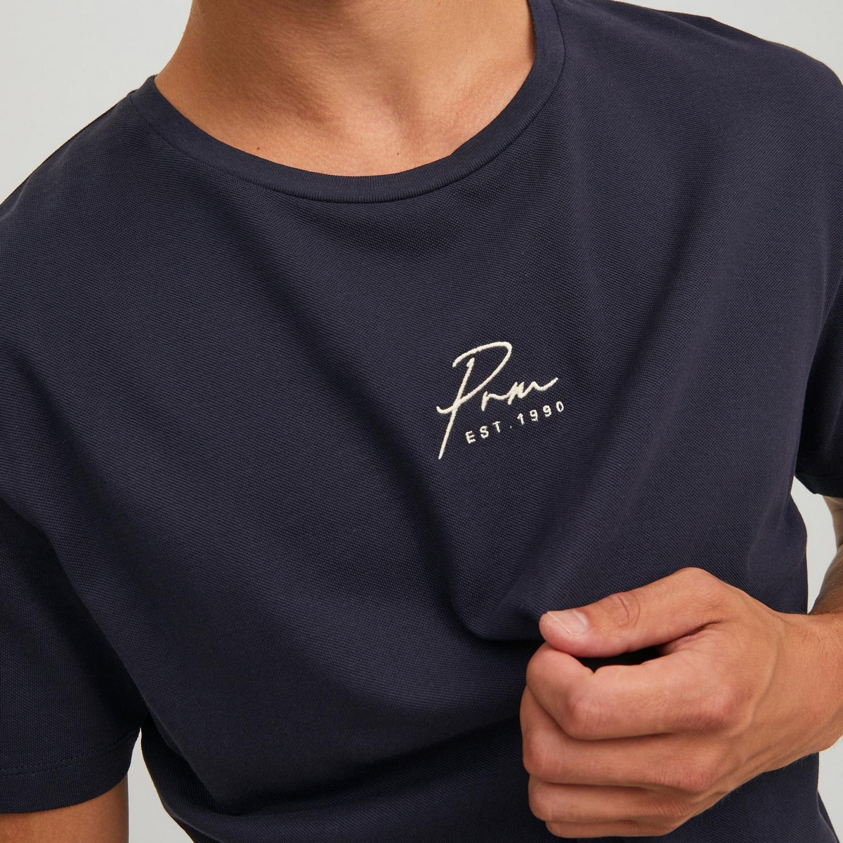 تي شيرت رجالي من جاك آند جونز بأكمام قصيرة و ياقة مستديرة سادة مع أزرق كحلي-men-clothing-tshirtsandpolos-tshirts-image-5