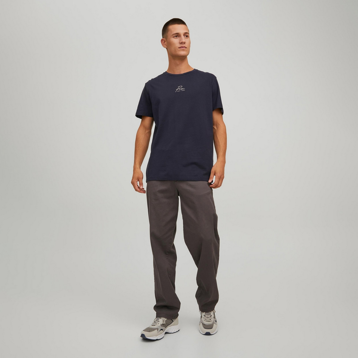 تي شيرت رجالي من جاك آند جونز بأكمام قصيرة و ياقة مستديرة سادة مع أزرق كحلي-men-clothing-tshirtsandpolos-tshirts-image-6